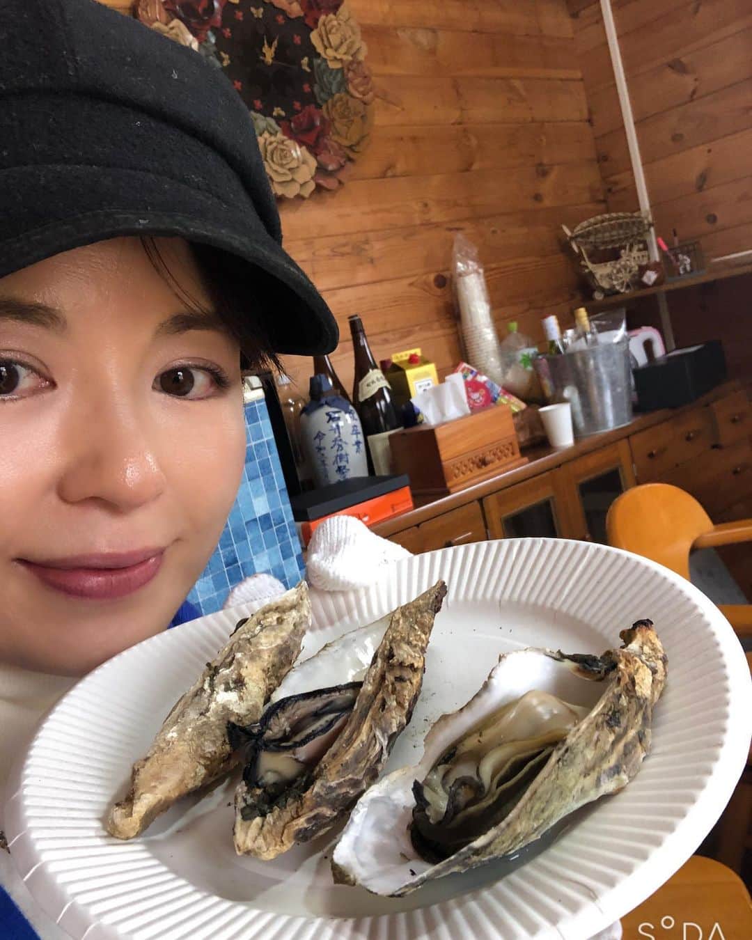 中野美奈子のインスタグラム：「今日はピザ窯とカキ小屋の囲炉裏を手作りした知人宅へ。  もーカキ食べれん🦪くらいお腹いっぱいいただきました。 30個くらいは食べました。 ふぅ贅沢な時間。  デザートピザも絶品でした。  寒い中、ほっこりあったかい時間になりました♡ お誘いありがとうございました。  今週は寒波がきますね。 気をつけて過ごさないとです⛄️  #カキ小屋 #白方の牡蠣   #ピザ窯 #手作りピザ窯  #ピザランチ   #香川県多度津町  #ピクニックランチ   #中野美奈子」