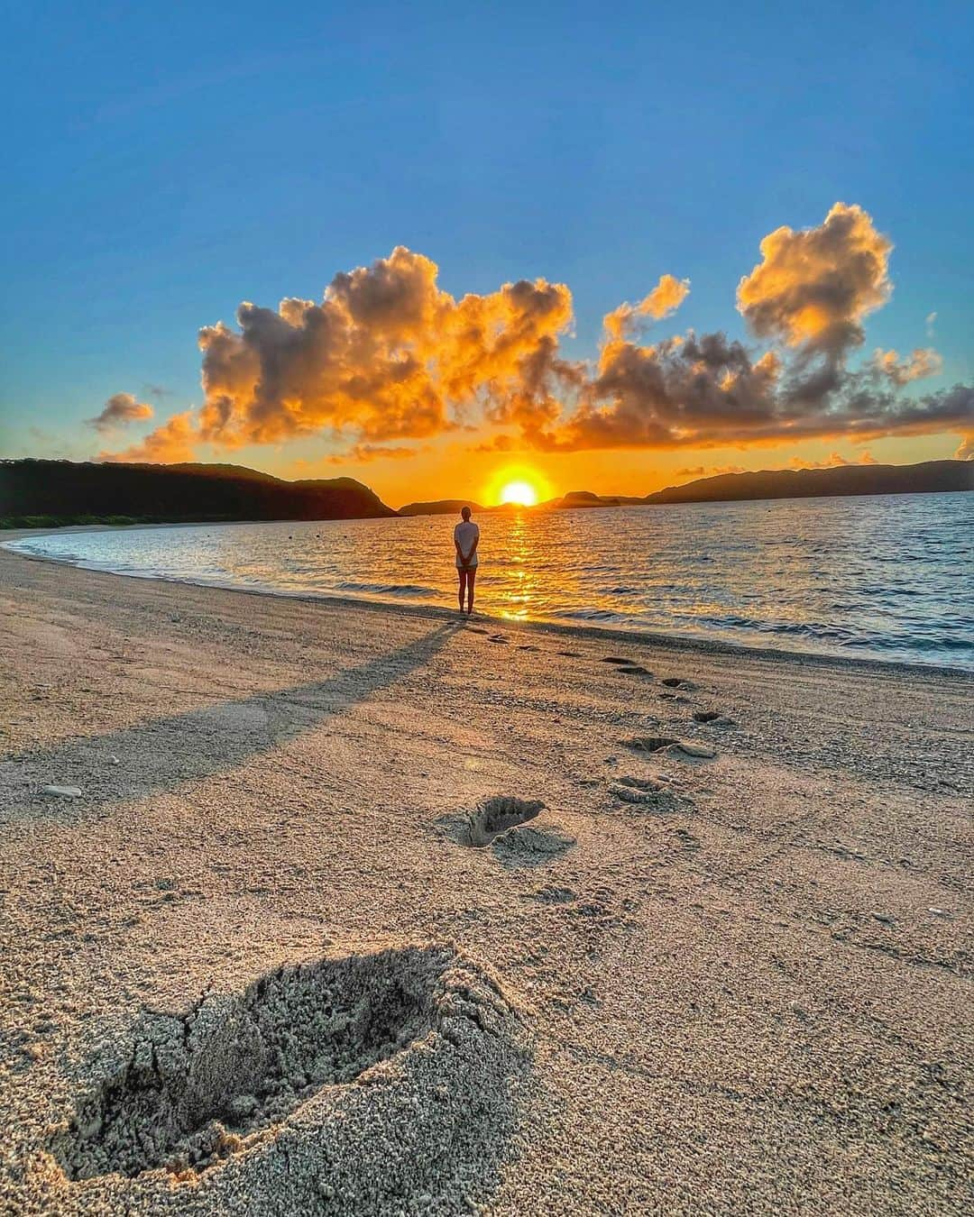 NAHOのインスタグラム：「#okinawa #zamami #沖縄移住  . . . 2月からはまた沖縄生活へ戻るよ🏝💙 座間味島へ帰ります𓆉✨ 沖縄のみなさま島のみなさま✧ 今年もどうぞよろしくねっ💋✌️ . . . #NAHO #nature #photography #beachlife #beach #happylife #okinawalife #sunrise #photo #beachgirl #沖縄 #座間味島 #海のある生活 #写真で伝えたい私の世界 #海大好き #太陽 #サンライズ #自然 #自由な生活 #自分らしく生きる」