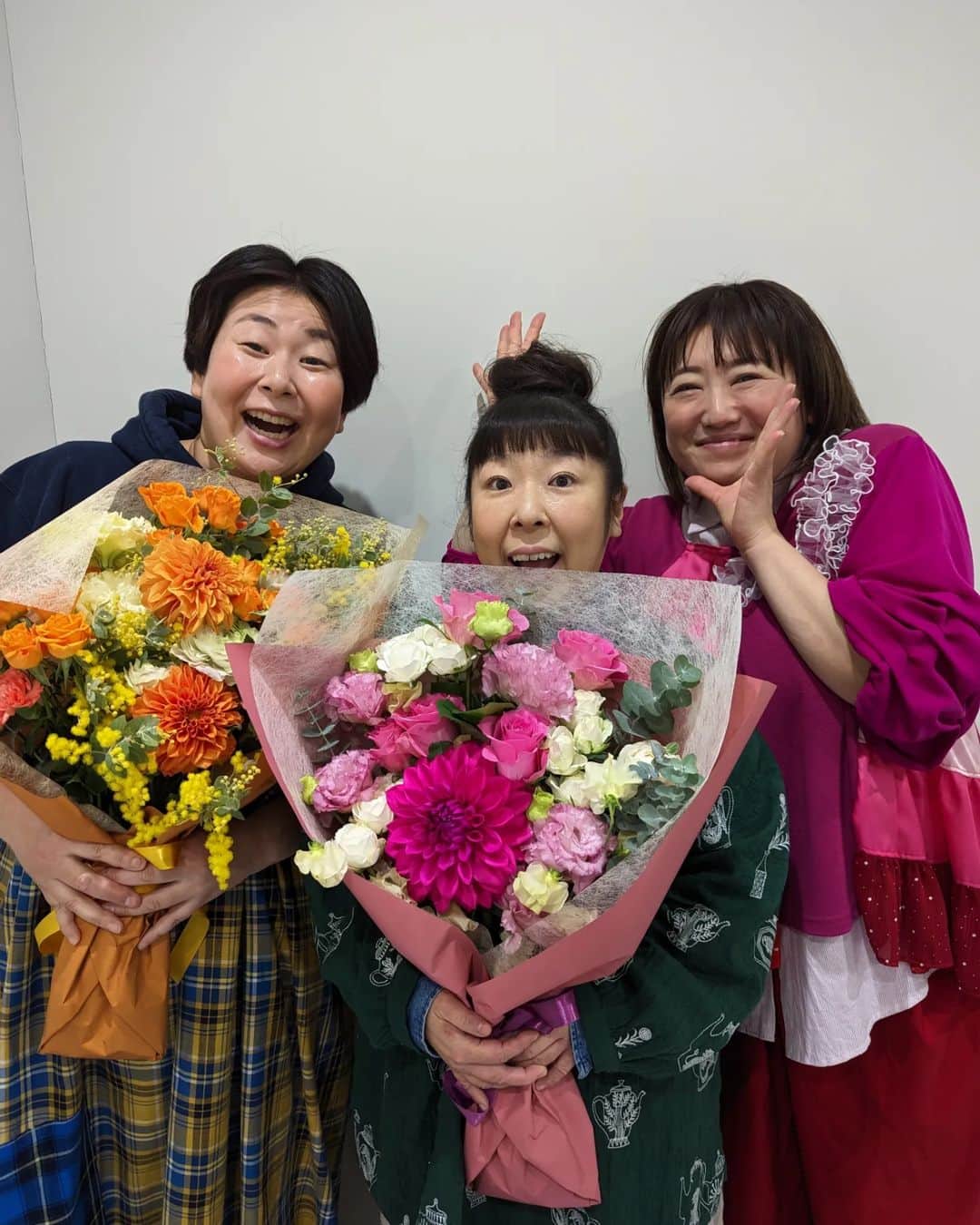 森三中さんのインスタグラム写真 - (森三中Instagram)「1月2日は村上さん、1月13日は大島さんのお誕生日でした🎂🎉  イッテQの収録現場でもお祝いいただきました！ 素敵なお花とケーキありがとうございます🥰 健康で素敵な1年にしていきましょう❣️  今夜放送のイッテQもぜひご覧ください！！  #森三中 #村上知子 #大島美幸 #イッテq」1月22日 18時49分 - morisanchustaff