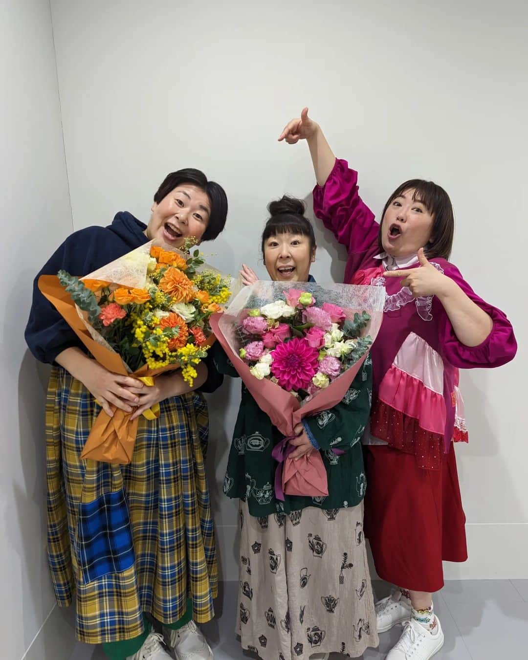 森三中さんのインスタグラム写真 - (森三中Instagram)「1月2日は村上さん、1月13日は大島さんのお誕生日でした🎂🎉  イッテQの収録現場でもお祝いいただきました！ 素敵なお花とケーキありがとうございます🥰 健康で素敵な1年にしていきましょう❣️  今夜放送のイッテQもぜひご覧ください！！  #森三中 #村上知子 #大島美幸 #イッテq」1月22日 18時49分 - morisanchustaff