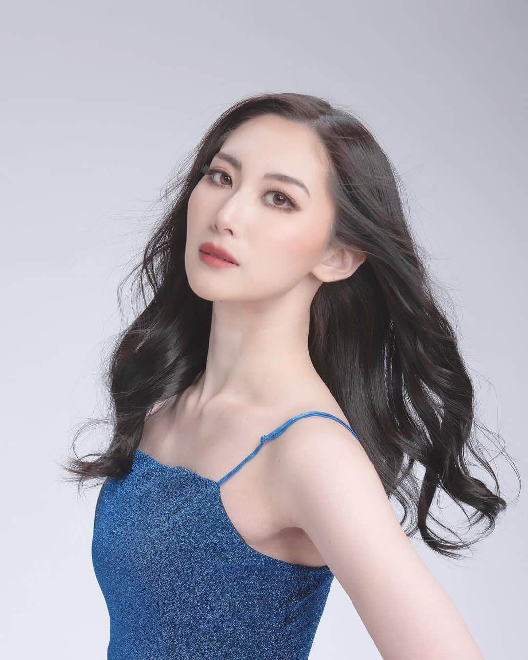 aya onoのインスタグラム：「#missplanetinternational  Miss Planet Japan 🇯🇵 Aya Ono  Make & hair @mayuka_makeup  Photo @yuhou6124   まゆかさんにヘアメイクお願いしました💓 撮影は旦那さんの晋也さんに📷 夫婦で一緒にお仕事できるって素敵ですよね✨✨ 本当にありがとうございました！！  #missplanetinternational #missjapan #hair #hairstyle #makeup #コンテストメイク #ミスコンメイク #大能彩 #日本代表 #ミスコンテスト #ミセスコンテスト #世界大会」