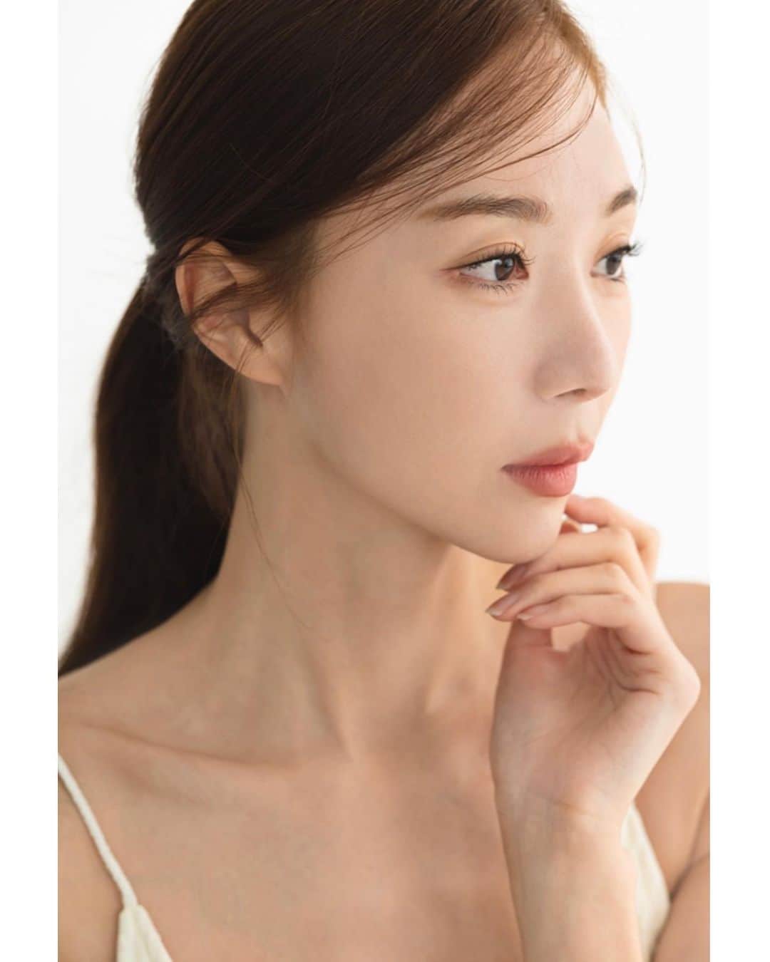 イユエリンのインスタグラム：「매년 나를 남기기로 했당 흐흐 새해 복 많이 받으세요💌  Photo: @_jinhwa Make up : @fttmoon」