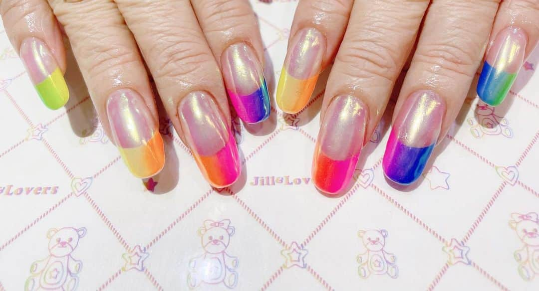 mamijinguのインスタグラム：「🌈  #jillandlovers #nail #nailart #paragel #gelneil#gel #ネイル #ネイルアート #スカルプ#エアーブラシ#グラデーション#グラデ#虹#rainbow」