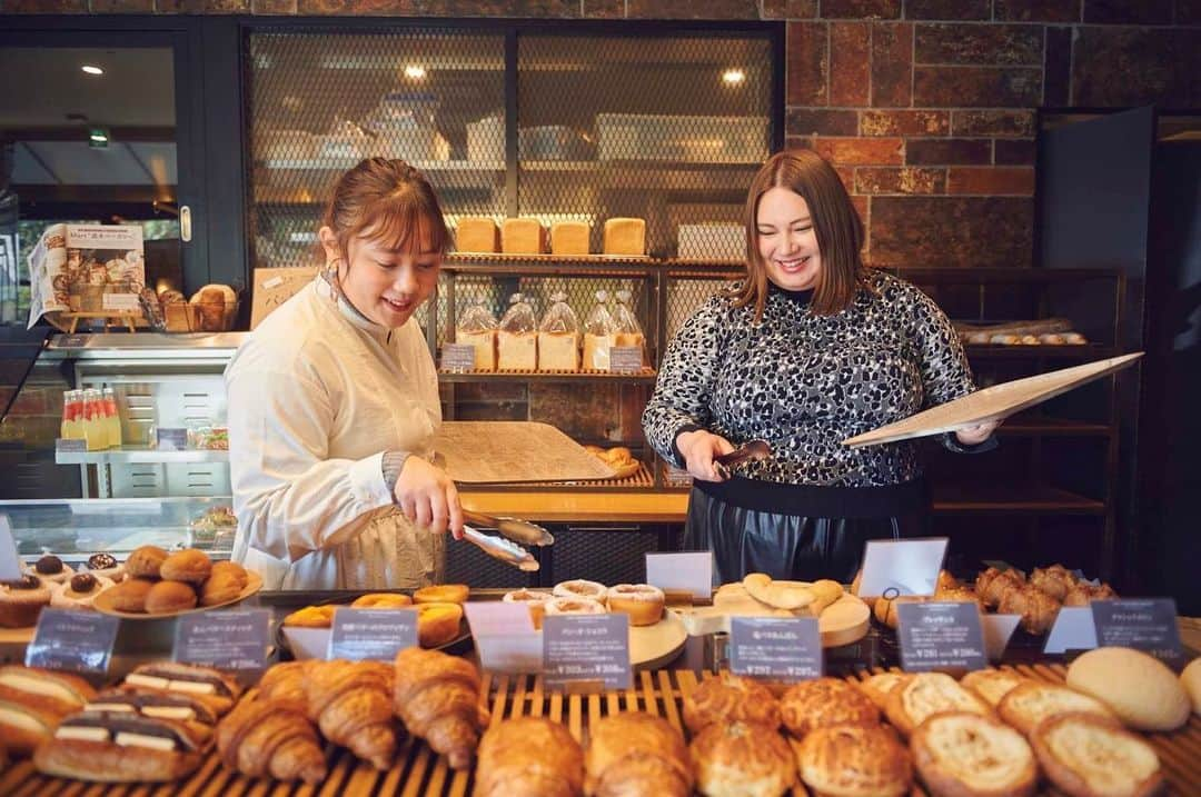 大橋ミチ子さんのインスタグラム写真 - (大橋ミチ子Instagram)「. 栃木県にこんなパン屋さんがあった🍞 "THE STANDARD BAKERS" @standard_bakers   お店に入る前にからパンのいい匂いがしてきて、お腹がなりました〜🤣🍞笑 . 栃木県産のいちごを使ったパンもあったり、あんバターパンとか、、、  パンの種類が豊富でなんのパンを食べるか悩んじゃったよ😳💕  店内が広くてゆっくり楽しい時間が過ごせました🥰 なんと、2階もあるんだよー👀 . パン好きなので、また行きたい🥯 . la farfa3月号にも掲載されてるので、みんな読んでね💕 @lafarfa_jp   #宇都宮グルメ #ベーカリー　#パン屋」1月22日 19時19分 - ohashimichiko_official