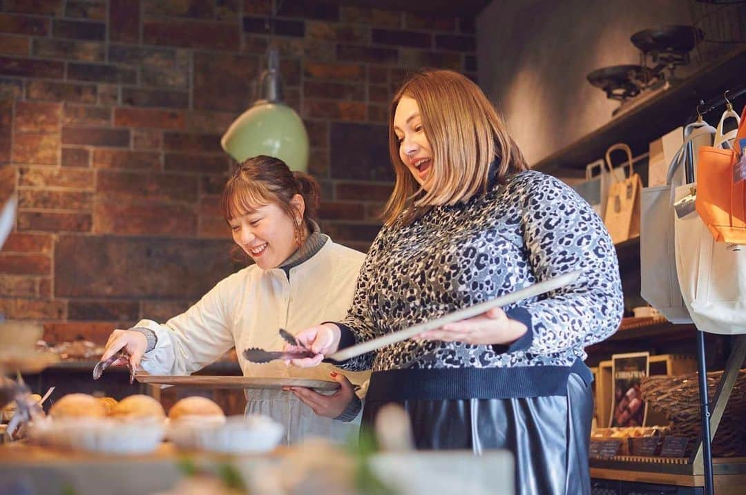 大橋ミチ子さんのインスタグラム写真 - (大橋ミチ子Instagram)「. 栃木県にこんなパン屋さんがあった🍞 "THE STANDARD BAKERS" @standard_bakers   お店に入る前にからパンのいい匂いがしてきて、お腹がなりました〜🤣🍞笑 . 栃木県産のいちごを使ったパンもあったり、あんバターパンとか、、、  パンの種類が豊富でなんのパンを食べるか悩んじゃったよ😳💕  店内が広くてゆっくり楽しい時間が過ごせました🥰 なんと、2階もあるんだよー👀 . パン好きなので、また行きたい🥯 . la farfa3月号にも掲載されてるので、みんな読んでね💕 @lafarfa_jp   #宇都宮グルメ #ベーカリー　#パン屋」1月22日 19時19分 - ohashimichiko_official