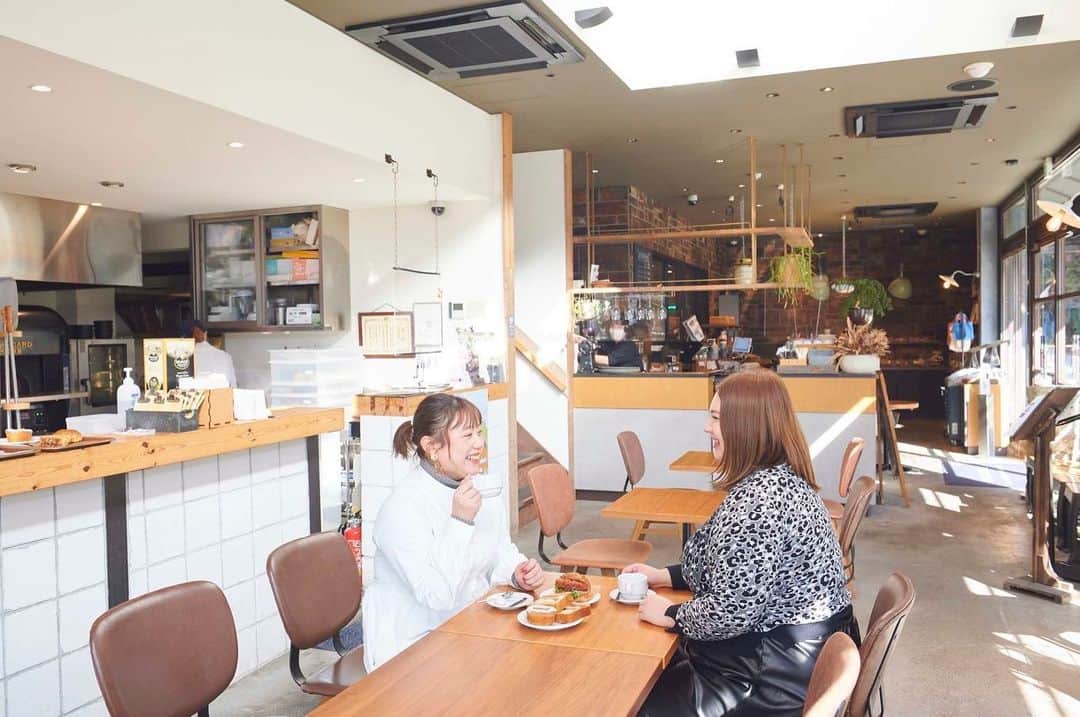 のインスタグラム：「. 栃木県にこんなパン屋さんがあった🍞 "THE STANDARD BAKERS" @standard_bakers   お店に入る前にからパンのいい匂いがしてきて、お腹がなりました〜🤣🍞笑 . 栃木県産のいちごを使ったパンもあったり、あんバターパンとか、、、  パンの種類が豊富でなんのパンを食べるか悩んじゃったよ😳💕  店内が広くてゆっくり楽しい時間が過ごせました🥰 なんと、2階もあるんだよー👀 . パン好きなので、また行きたい🥯 . la farfa3月号にも掲載されてるので、みんな読んでね💕 @lafarfa_jp   #宇都宮グルメ #ベーカリー　#パン屋」