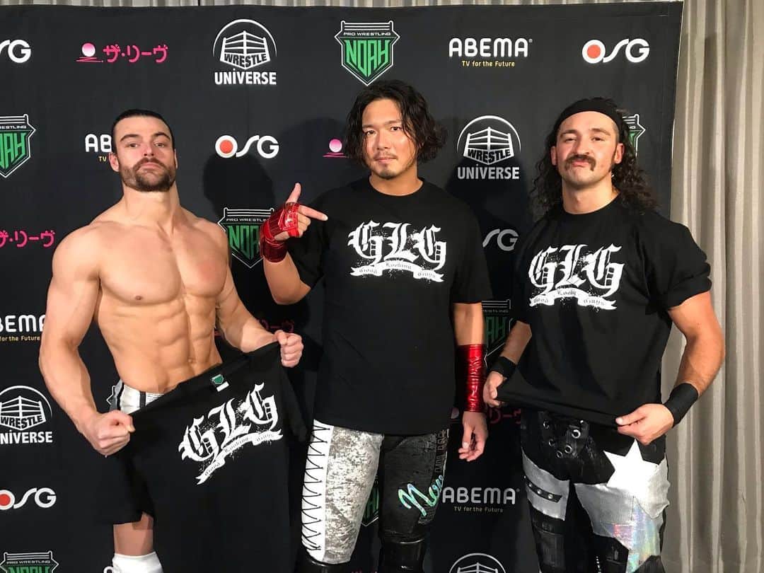 ジェイク・リーのインスタグラム：「Good Looking Guys😎いいスタートが出来た。  そして俺たちが着ているこちらのシャツは通販でも購入可能👕  着て応援するのも良し、寝巻きにするのも良し、ネタにするのは、、、良し！  プロレス　ノア　グッズ  と検索してくれればそれっぽいページが出てくるはずだ。諦めず検索を進めてほしい。  さあ、我々の戦いはこれからだ 쏘아라！  #noah_ghc #wresleuniverse #GLG」
