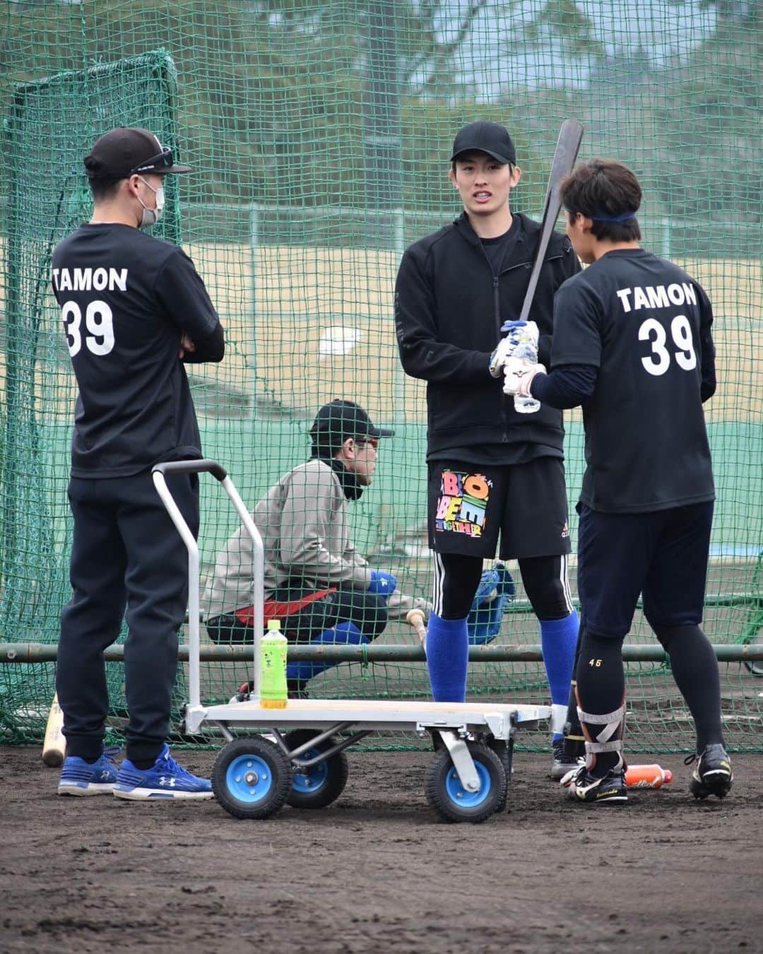 堀内汰門さんのインスタグラム写真 - (堀内汰門Instagram)「都城で自主トレを行っている 佑京さんと純平くんの所に 89塾汰門のレッスン生を連れて 見学に行って来ました😊 貴重な時間にいい話を聞けてよかったです！ ありがとうございました✨  僕も頑張ります👍 また明日からも頑張ろう！！  今シーズンの活躍期待してます✨  #周東佑京 #川原田純平 #福岡ソフトバンクホークス #23 #46 #日本代表 #JAPAN🇯🇵 #WBC  #89塾汰門 #堀内汰門 #感謝」1月22日 19時18分 - tamon0916