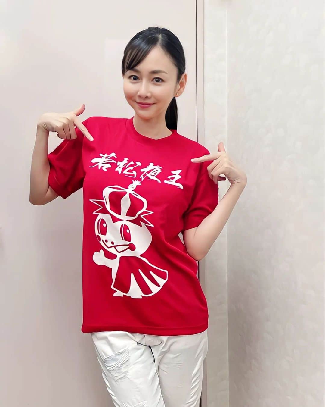 杉原杏璃のインスタグラム：「九州　若松ボート🚤〜  九州も寒いですね〜　これから寒波がやってくるなら明日からもっと寒いのね🥶🥶🥶  若松夜王✨　Tシャツいただきました♡  イベントの1回目と2回目の間に 久しぶりに🚤レースを生で見ました✨  レース中の選手はやっぱり皆さんカッコイイですね！！  MCをしてくださった杉山39さん　ありがとうございました✨  あっ！！  1/29の写真集「それから、」のオンラインでのトークイベントの締め切りですが 明日  1/23（月）23：59までとなります。　なのでお早めに申し込みください❤️↓↓ https://ameblo.jp/shibuya-tsutaya/entry-12779445647.html  同日の1/29  渋谷TSUTAYAでの対面イベントは は1/27（金）23：59までの申し込になりますが、 対面イベントは当日券でも大丈夫なようです ↓↓ https://ameblo.jp/shibuya-tsutaya/entry-12779127513.html  #若松ボート #写真集 #ワニブックス #グラビア #イベント #オンラインイベント」