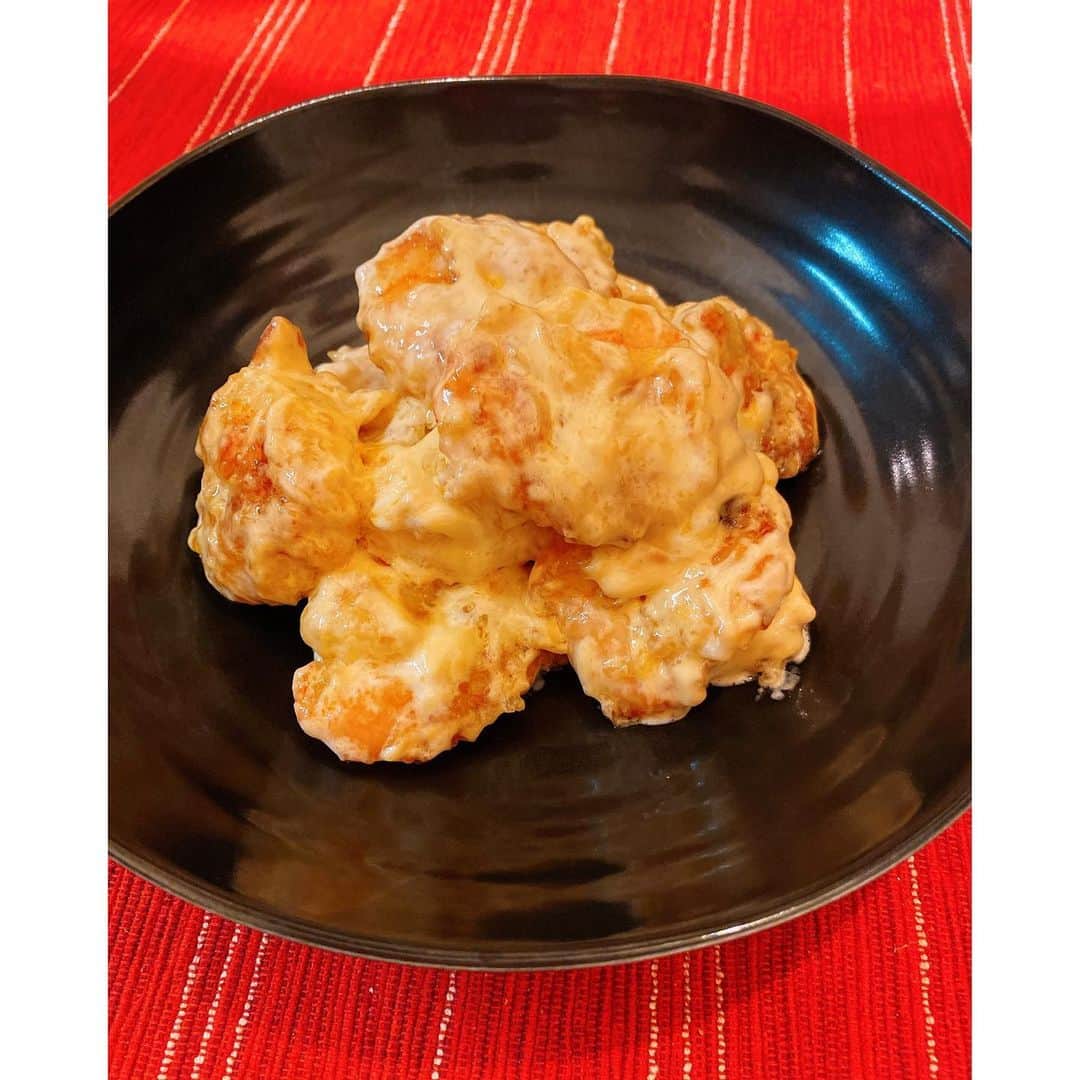 竹俣紅のインスタグラム：「🍤 きょうの「食べヨミ」メニュー エビマヨを作りました。 ⁡ 揚げないで、片栗粉をつけて焼いてみましたが… ⁡ マヨネーズと生クリーム、レモン汁をエビに和えるときに、 火を止めたフライパンに投入して和えたら、分離してしまった！ ⁡ ちょっと失敗💦 なかなか難しいな〜 こんなことなら、ちくわとこんにゃくの煮物にしておけばよかったか(それはそれで難しい) ⁡ 母に助けを求め、 お皿に移して和え直しました。 ⁡ 濃厚さの中にレモンがきいていて、おいしかったです☺️ ⁡ ⁡ #食べヨミ #エビマヨ  #イット #ソラよみ」