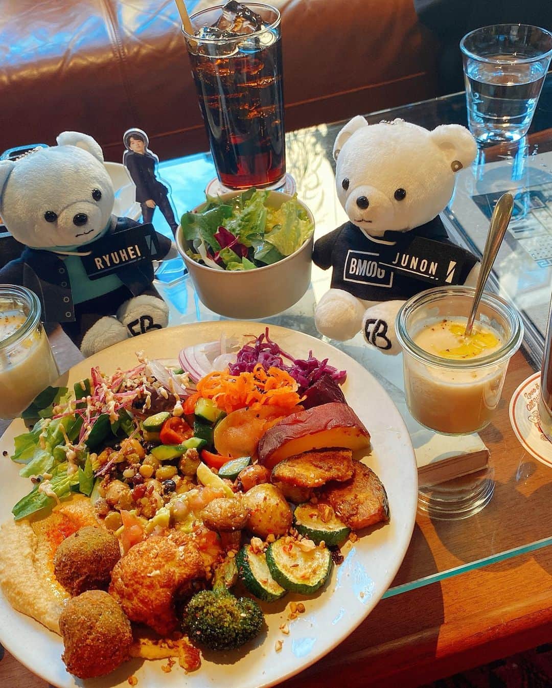 のインスタグラム：「2023.1.22 リバーサイドカフェ☕️  @nora.miaou  ちゃんと❤️  2人での推し活、第3弾！！  今回はBMSG 一昨年の忘年会😂  竜平椅子に❤️笑笑  行儀が悪いポーズは すみませんすみませんしながら、、  脚の長さ違いすぎて草  えんちゃんから頂き物まで✨✨  ありがとう！！  また第四弾でね✨✨」