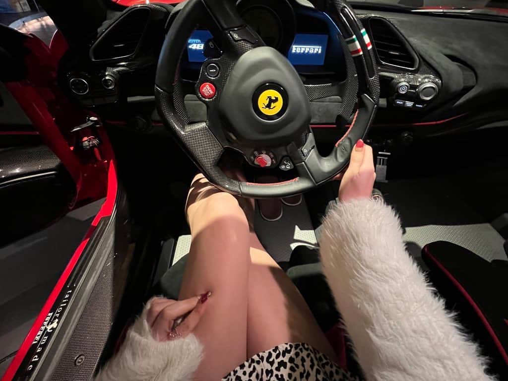 テレスさんのインスタグラム写真 - (テレスInstagram)「Coming soon…  #車好き女子 #車女子 #ferrari  #488pista  #絶対領域」1月22日 19時42分 - tls_telles