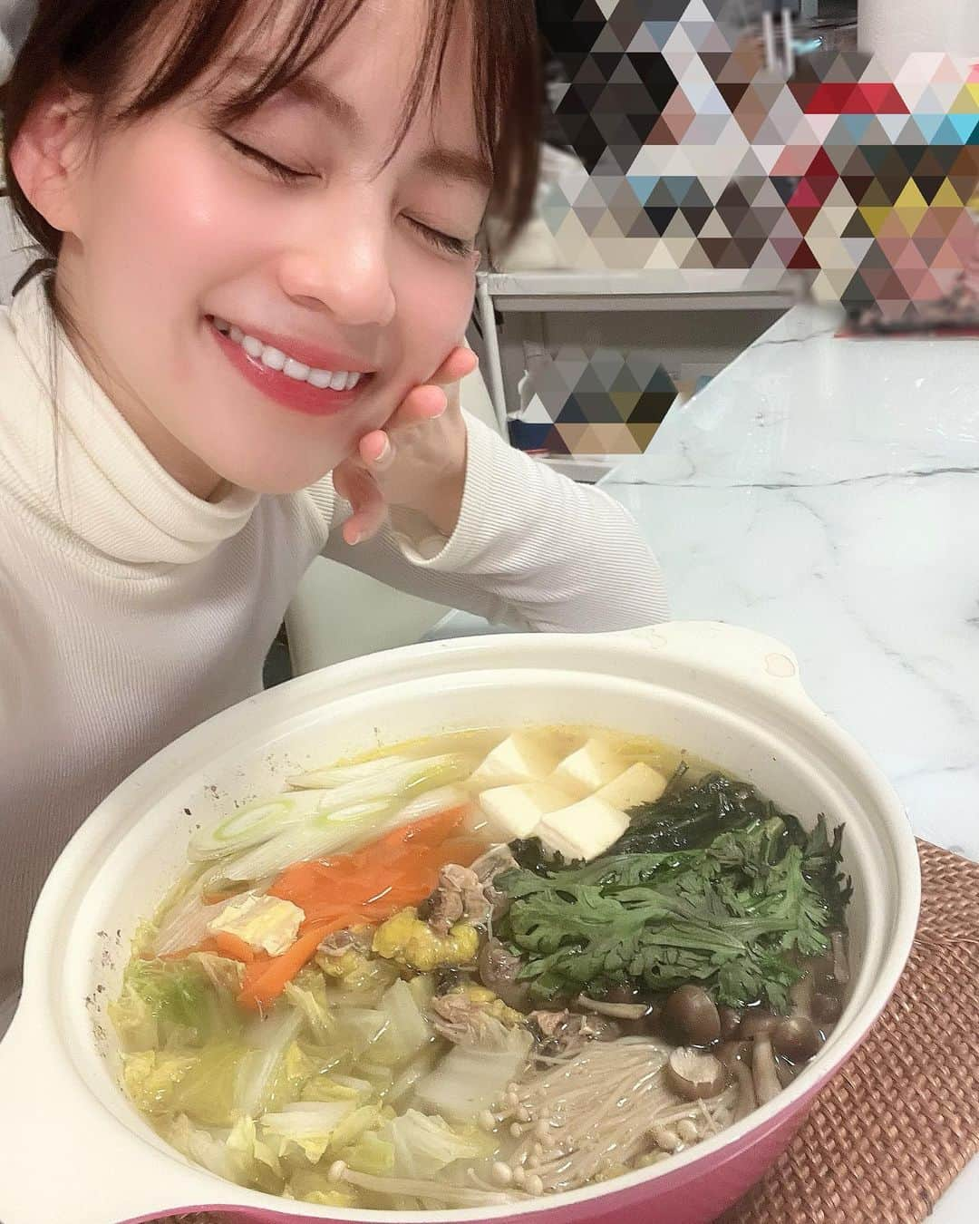 金子織江さんのインスタグラム写真 - (金子織江Instagram)「🐢🐢🐢  先日お家で家族とすっぽん鍋を 食べました✨  すっぽん自体初めて食べるので、 ドキドキワクワクだったのですが🤣  すっぽん専門料理店、 創業102年の『料亭やまさ』さんの すっぽん鍋セットをたべたら、 想像以上に美味しくてビックリ しました🥹❣️  お家ですっぽんなんて考えた事が なかったですが、料亭やまささんの セットは一切冷凍せず、注文後さばいて下さるので、冷蔵のまま届いて鮮度が抜群なのです😆‼︎  甲羅酒用の甲羅も入っていたので、 お家で熱燗にし飲んでみました🍶 とっても香りが良く香ばしかった です☺️✨  〆にはお決まりの雑炊💕 わかりやすく、オススメの作り方 まで記載してくれているので 何から何まで困る事なく作る事が できました。  みなさんもぜひお家ですっぽん鍋 をしてみて下さい🙌💕 コラーゲンたっぷりで、女性にも オススメです❤️  https://yamasa-suppon.com/products/nabe/  #すっぽん鍋パーティー  #料亭やまさ  #すっぽん鍋 #おうちごはん #ファミリーディナー  #家族と一緒に #お友達と一緒に  #鍋料理  #すっぽん #pr」1月22日 19時52分 - orie_kaneko44