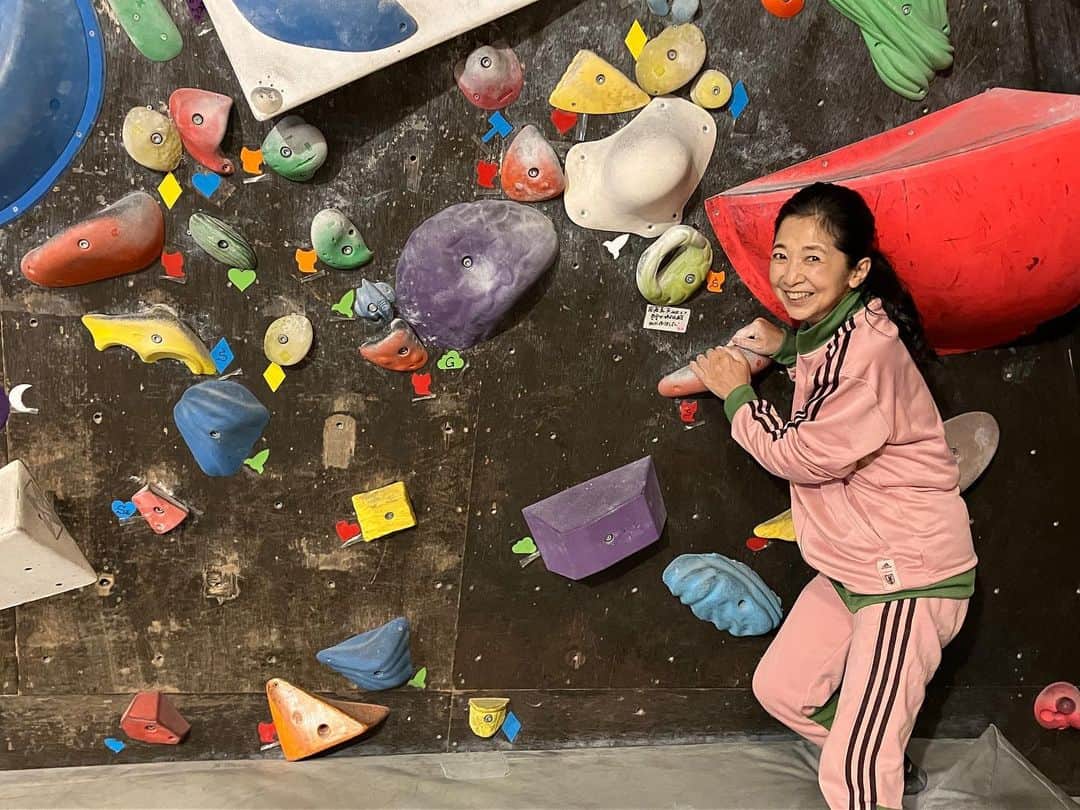 のインスタグラム：「皆さん、こんばんは。  先日、久しぶりにボルダリングに行って来ました。  いつも、お世話になっているエバーフリークライミングさんが、1月末に移転し、新店舗が開店するのです。  詳しくは、エバーフリークライミングさんのホームページ等をご確認いただきたいのですが、移転前に最後にと思って、お邪魔しましたが…なんと！ 思わぬハプニングが… そして、何故かラーメンを食べることになり、そして、さらにラッキーが…  先程、youtubeよしよし。公開させていただきました^ ^  ぜひ、ご確認くださいませ。  #youtube #クライミング #ボルダリング #ラーメン」