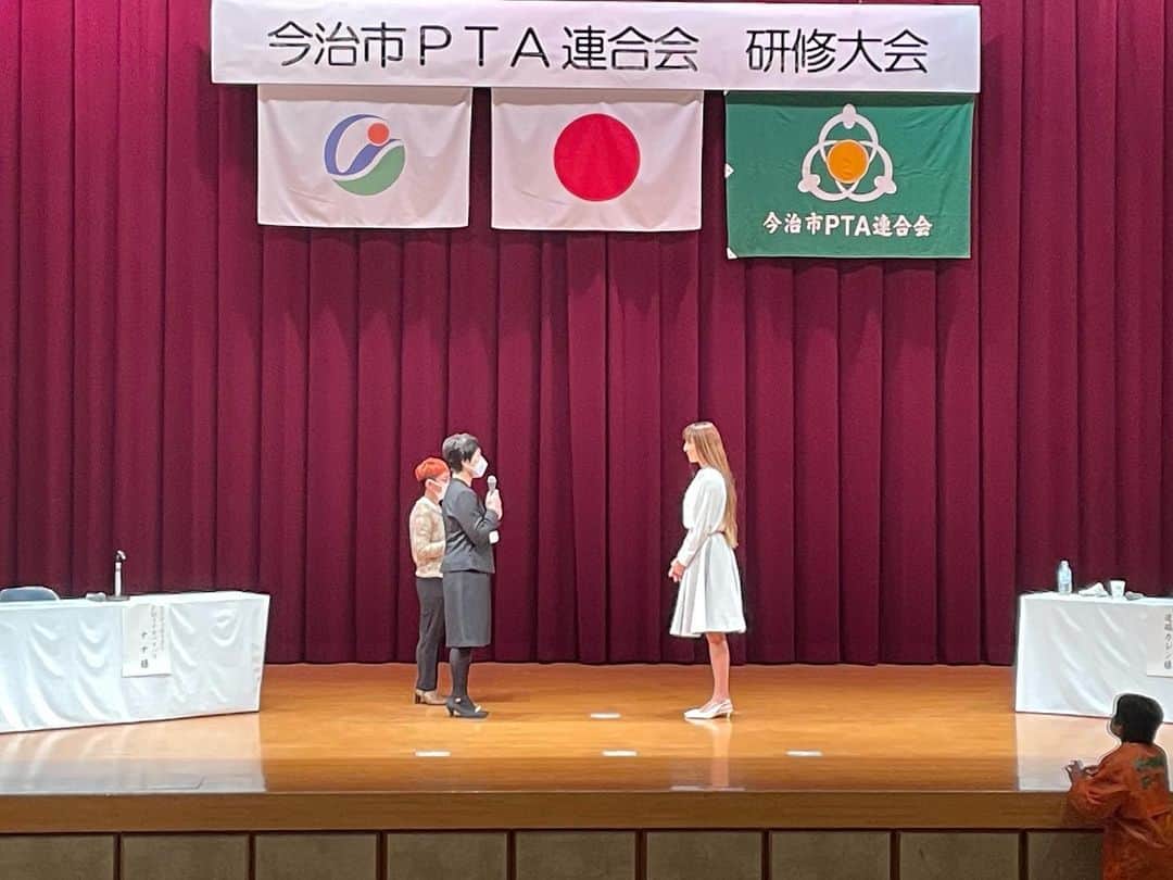 道端カレンのインスタグラム：「🍊  今治市PTA連合会 研修大会✨✨  『キャリアと出産と子育てについて』  というテーマで講演させていただきました❤️  昨日今日と2日間PTA役員の方々とお話しさせていただく機会がたくさんありましたので、 PTAの活動というものを改めて知ることができました。  子どもたちや学校、そして、忙しい先生方を助けることができ、学校行事をはじめとする学校を運営していくために、PTAの存在は大切な役割を果たして学校を支えていたと言うことでした。  今治市は私が今治・しまなみ自転車大使を務めさせていただいていることで縁のある市です。 2月、3月には自転車の撮影やイベントでまた今治市に行けることがとても嬉しいです😊💗  #PTA連合会 #今治・しまなみ街道自転車大使 #しまなみ街道自転車アンバサダー」