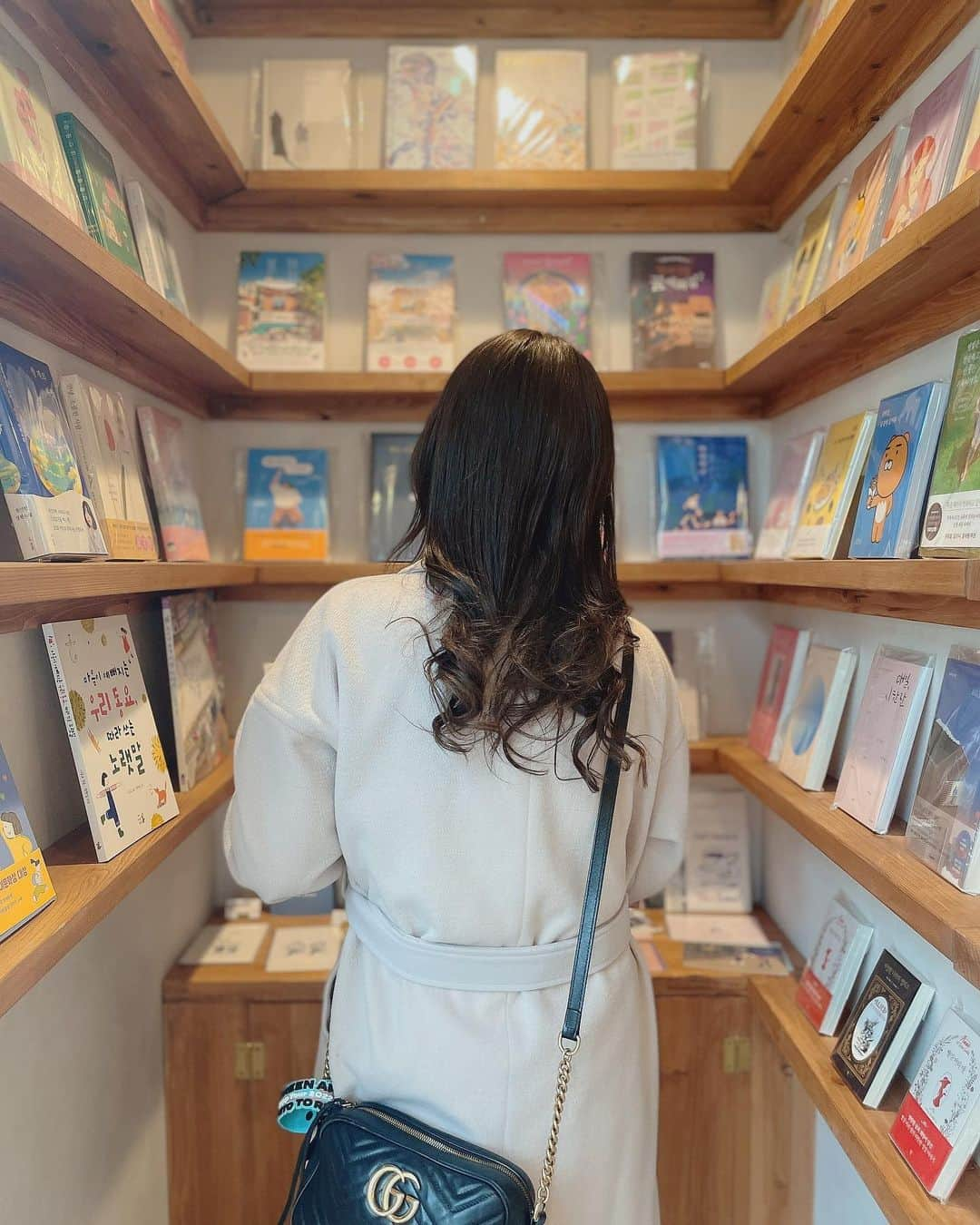 りなてぃんのインスタグラム：「📚𝘍𝘶𝘬𝘶𝘰𝘬𝘢 𝘊𝘢𝘧𝘦☕️  📍내 시간(ネシガン)  〒810-0004  福岡県福岡市中央区渡辺通５丁目１５−３５ 1階 CIELO  今日のYouTubeで出した 福岡旅行Vlogで登場した 韓国っぽカフェ☕️𓂃 𓈒𓏸  わんちゃんOKのカフェみたいだよ！ また福岡行ったら行きたいなあ〜！  クロッフル美味しかった！𓂃 𓈒𓏸  .  #ネシガン #福岡韓国カフェ #韓国カフェ  #韓国っぽカフェ #韓国カフェ巡り  #福岡 #福岡観光 #福岡グルメ #福岡カフェ #りなてぃんのカフェ巡り #ペット可カフェ  #후쿠오카 #후쿠오카여행　#cafe #일본여행 #カフェ巡り #天神カフェ #福岡カフェ巡り」