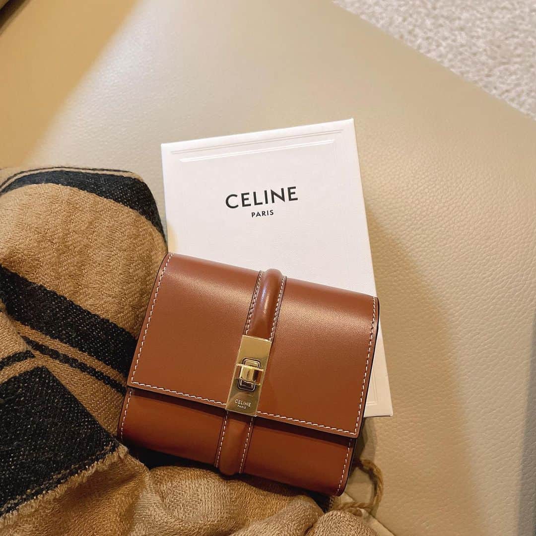 花那のインスタグラム：「🤎🌙 . .  #newwallet #thankyou #celine #생일선물 #고마워」