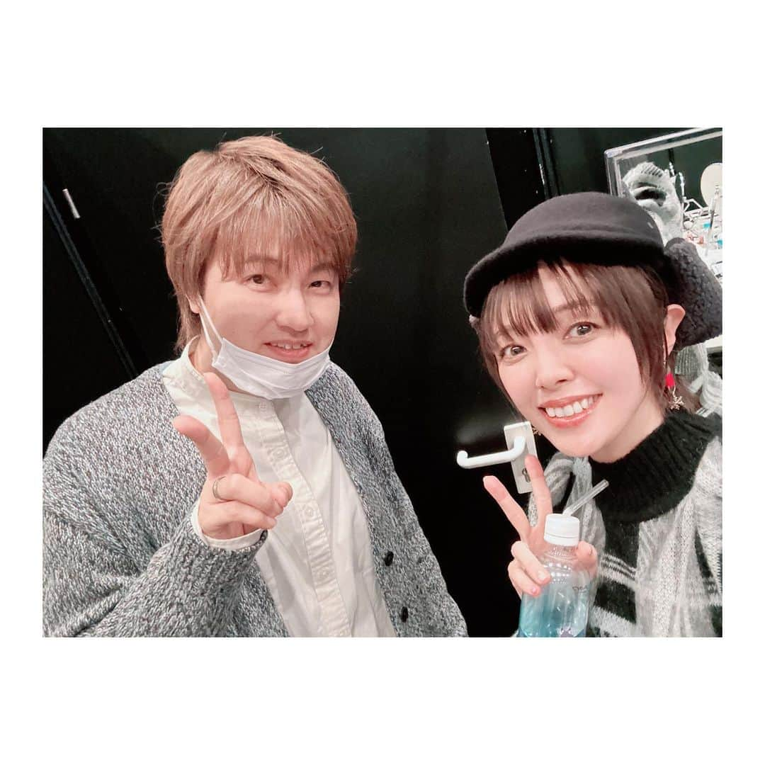 佐藤聡美さんのインスタグラム写真 - (佐藤聡美Instagram)「* * *  #ブルアカふぇす ！にご来場くださった先生  『#ブルアカらいぶ！せかんどあにばSP！直前集会ぱーと2』を 見守ってくださった 生先生と配信先生 ありがとうございました✨✨  * *  私にとって大切な作品で 思い入れのあるキャラクターなので、いつか 皆様の前でブルアカとノドカについて お話しする機会があればいいな…と思っていたのが こんな素敵な形で叶ってとても嬉しかったです☺️  * *  ステージ上では、出演者の皆様の 熱い想いが炸裂しまくっていて 頷きが止まりませんでした。笑  イベントや着せ替え、諸々が現実になるといいですね！！  ノドカも南国リゾートホテルの女将になって 蜂蜜がたっぷりかかったふかふかのパンケーキを 3枚くらい食べて欲しいものです。笑  番組内では触れられませんでしたが 事前のアンケートに思いの丈を ばちばちにぶちまけておいたので 偉い人の目にとまりますように…♡  * *  バタバタしすぎていたので 共演した皆様とお写真撮れず。。。残念…！！  しかし、タイミングよく市来さんを発見したので 一緒に撮ってもらいました✌️  ゲームが上手で優しい癒し系お兄さん☺️感謝です  もし次の機会があれば、一緒にステージに出られたらいいな〜！  * *  今回の衣装は、もうお分かりでしょう。。。 ノドカを意識してみました！  どやーーーん！！！  帽子も同じ様なものを選んだり いつも暖かそうな服装をしているノドカなので ニットやキルティングのスカートにして ブーツもムートンでふかふかです。 お洋服に赤が入っていたので、差し色で入れてみました❤️ よく見ると、イヤリングは雪の結晶になってるんですよ。 ふふふ。  イベントまでの期間、ゲームで遊んだり ノドカを想いながら衣装を選んでいた時間は 本当に至福でした。  改めて、素敵な機会をありがとうございます。  そして、#ブルアカ 2周年 おめでとうございます🎉🎉🎉  なにやら物凄い盛り上がりを見せてくれているので わくわくしちゃうーー！！！  またノドカを通して 先生に会える日を心待ちにしていますね！  ふふふ！  私は今日頑張ったのでこのあと プリンを、二つも食べちゃいます🍮🍮  * * *  あっ、イベント中に言ってたお水 すごく可愛かったので写真撮りました♡  * * * * #ブルーアーカイブ  #2周年 #イベント #生配信  #ありがとうございました  #楽しかった #☺️ #市来光弘 さん #先輩 ！ #ありがとうございます ！ #先生 #また会いましょう  #❤️  #お水 #可愛い  #ノドカ #先生を見守るポーズ #癖が強すぎる  #🤗 #佐藤聡美」1月22日 20時19分 - sugar_me58