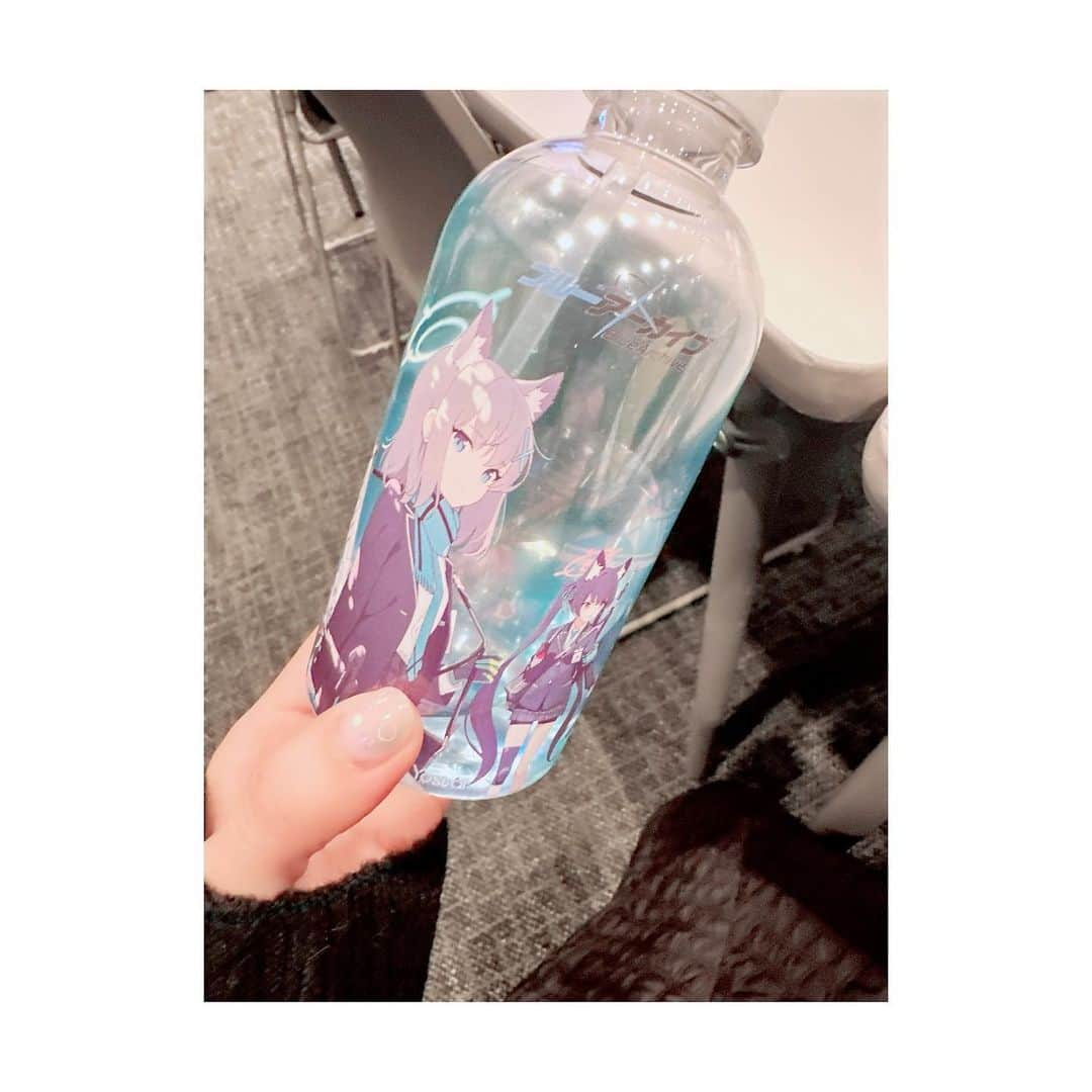 佐藤聡美さんのインスタグラム写真 - (佐藤聡美Instagram)「* * *  #ブルアカふぇす ！にご来場くださった先生  『#ブルアカらいぶ！せかんどあにばSP！直前集会ぱーと2』を 見守ってくださった 生先生と配信先生 ありがとうございました✨✨  * *  私にとって大切な作品で 思い入れのあるキャラクターなので、いつか 皆様の前でブルアカとノドカについて お話しする機会があればいいな…と思っていたのが こんな素敵な形で叶ってとても嬉しかったです☺️  * *  ステージ上では、出演者の皆様の 熱い想いが炸裂しまくっていて 頷きが止まりませんでした。笑  イベントや着せ替え、諸々が現実になるといいですね！！  ノドカも南国リゾートホテルの女将になって 蜂蜜がたっぷりかかったふかふかのパンケーキを 3枚くらい食べて欲しいものです。笑  番組内では触れられませんでしたが 事前のアンケートに思いの丈を ばちばちにぶちまけておいたので 偉い人の目にとまりますように…♡  * *  バタバタしすぎていたので 共演した皆様とお写真撮れず。。。残念…！！  しかし、タイミングよく市来さんを発見したので 一緒に撮ってもらいました✌️  ゲームが上手で優しい癒し系お兄さん☺️感謝です  もし次の機会があれば、一緒にステージに出られたらいいな〜！  * *  今回の衣装は、もうお分かりでしょう。。。 ノドカを意識してみました！  どやーーーん！！！  帽子も同じ様なものを選んだり いつも暖かそうな服装をしているノドカなので ニットやキルティングのスカートにして ブーツもムートンでふかふかです。 お洋服に赤が入っていたので、差し色で入れてみました❤️ よく見ると、イヤリングは雪の結晶になってるんですよ。 ふふふ。  イベントまでの期間、ゲームで遊んだり ノドカを想いながら衣装を選んでいた時間は 本当に至福でした。  改めて、素敵な機会をありがとうございます。  そして、#ブルアカ 2周年 おめでとうございます🎉🎉🎉  なにやら物凄い盛り上がりを見せてくれているので わくわくしちゃうーー！！！  またノドカを通して 先生に会える日を心待ちにしていますね！  ふふふ！  私は今日頑張ったのでこのあと プリンを、二つも食べちゃいます🍮🍮  * * *  あっ、イベント中に言ってたお水 すごく可愛かったので写真撮りました♡  * * * * #ブルーアーカイブ  #2周年 #イベント #生配信  #ありがとうございました  #楽しかった #☺️ #市来光弘 さん #先輩 ！ #ありがとうございます ！ #先生 #また会いましょう  #❤️  #お水 #可愛い  #ノドカ #先生を見守るポーズ #癖が強すぎる  #🤗 #佐藤聡美」1月22日 20時19分 - sugar_me58