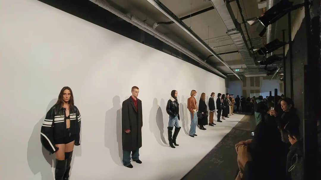 ハン・ヘジンさんのインスタグラム写真 - (ハン・ヘジンInstagram)「파리컬렉션위크동안 열린 SYSTEM의 프레젠테이션에 참석했어요^^ 예쁜 아이템들이 많아서 올 가을, 겨울에 쇼핑리스에 올릴 아이템들도 마음속으로 찜해놨어요^^ 시크한 무드의 SYSTEM의 FW컬렉션 많이 기대해 주세요😊   #system @system_studios」1月22日 20時25分 - modelhanhyejin