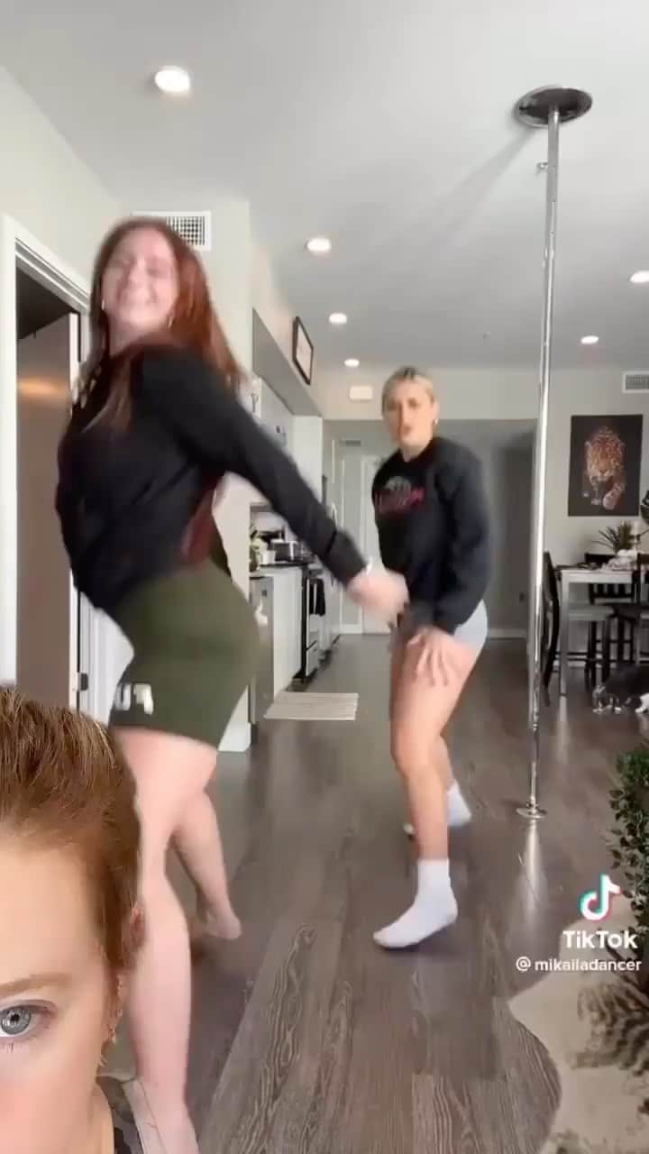 3.6m Fit Girl Videosのインスタグラム：「Please bring this energy to your week this week! 🤣 No matter your dance abilities, we all have FUN! 💃 thanks for the inspo and laughs @molly.the.mom, YOU ROCK.」