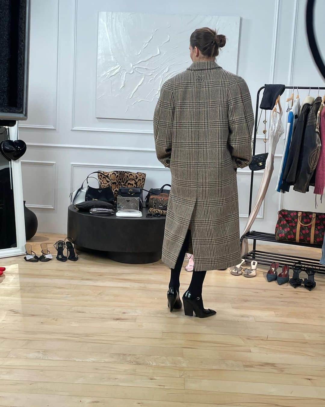Camille Charriereさんのインスタグラム写真 - (Camille CharriereInstagram)「its alot harder to pick an outfit when @voguefrance is recording 📽️✨ link in bio」1月23日 6時49分 - camillecharriere