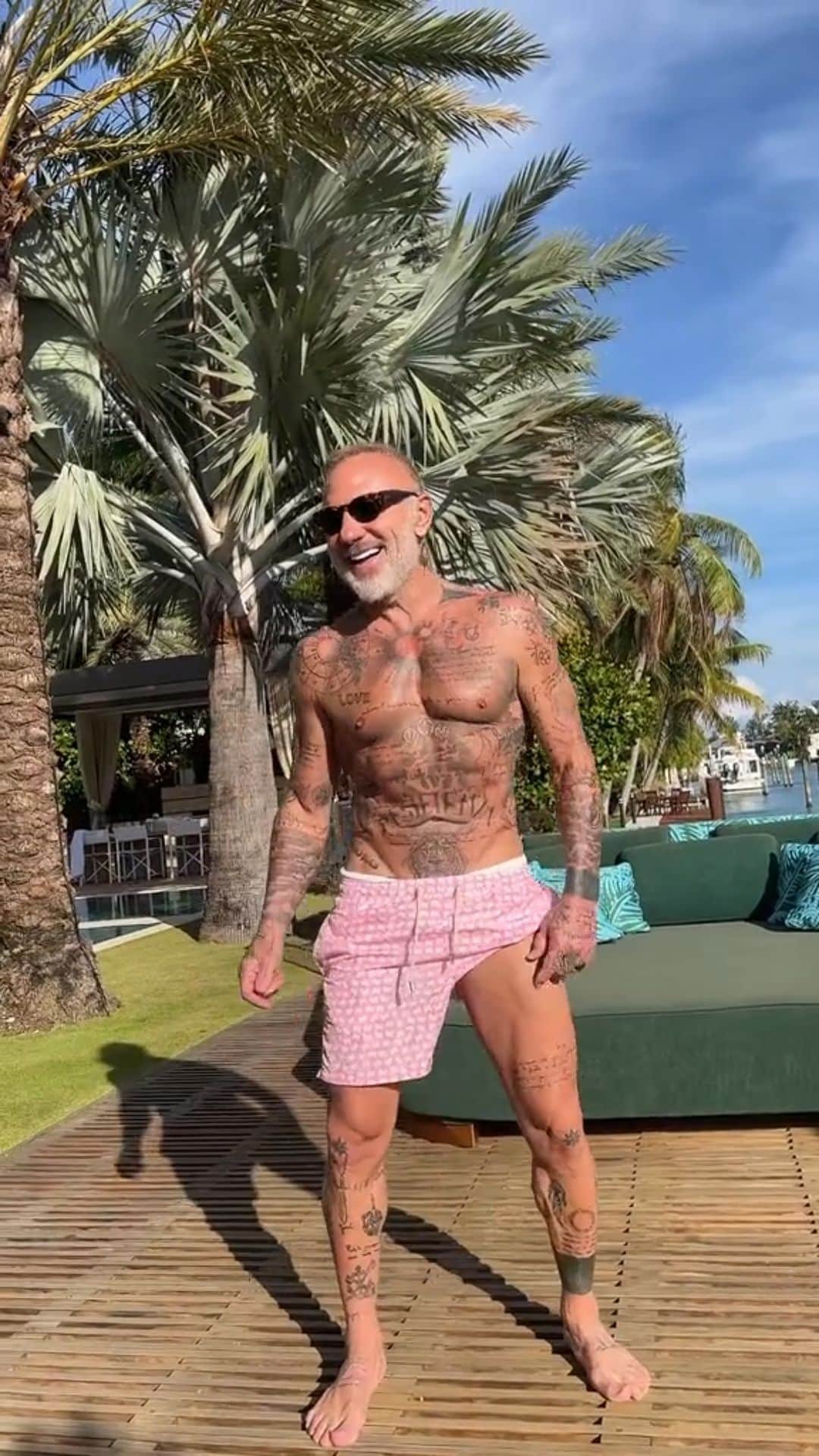 のインスタグラム：「Take your mental cuffs away ! #gvlifestyle」