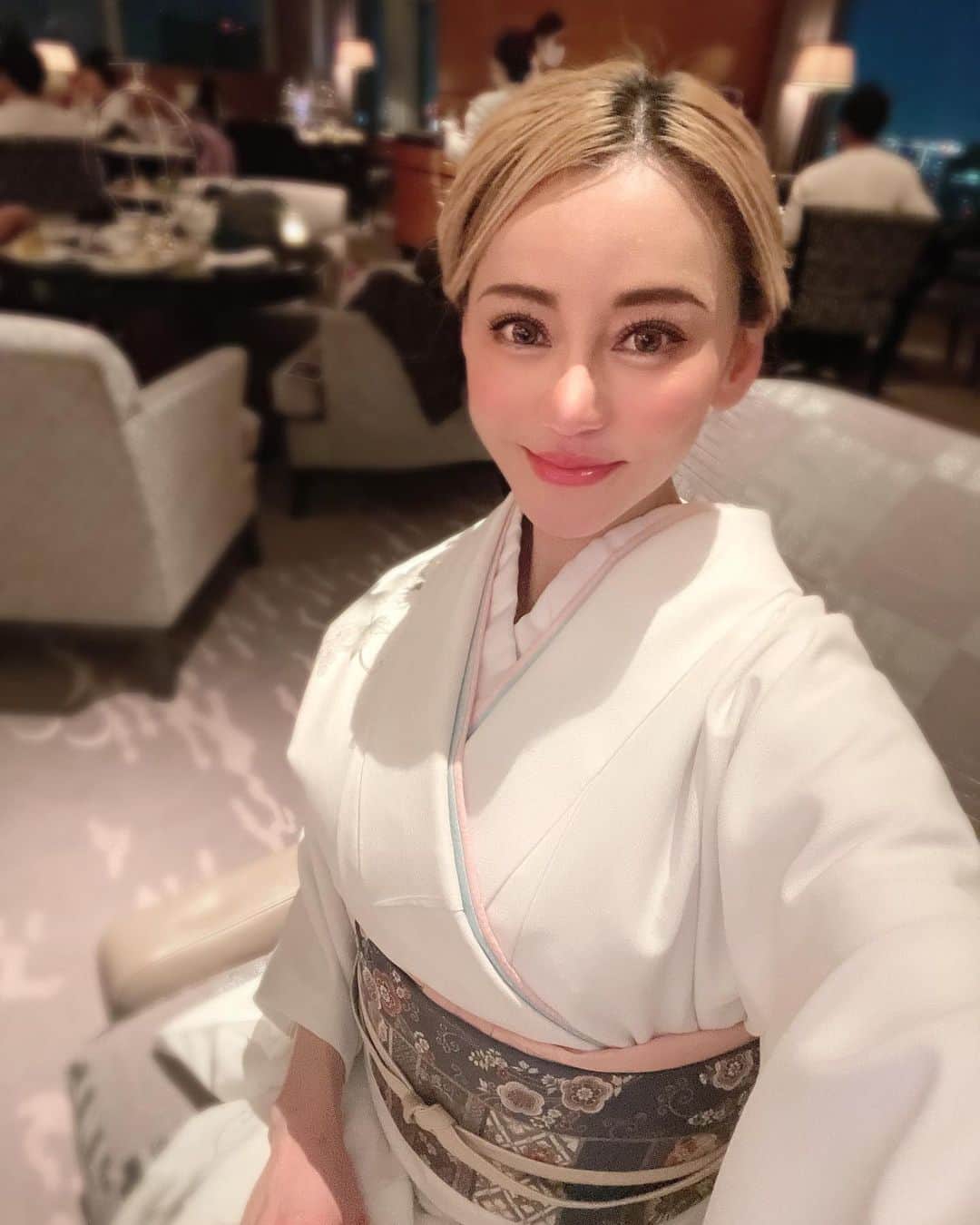 望月英莉加のインスタグラム：「謹賀新年🎍 新年明けましておめでとうございます 本年もどうぞ宜しくお願いします🇯🇵 2023年卯年  #2023 #うさぎどし #訪問着 #着物 #謹賀新年 #東京 #日本  #japan #tokyo #happynewyear #今年もよろしくお願いします  #asiangirls #ritzcarlton #afternoontea #instagood #金髪」