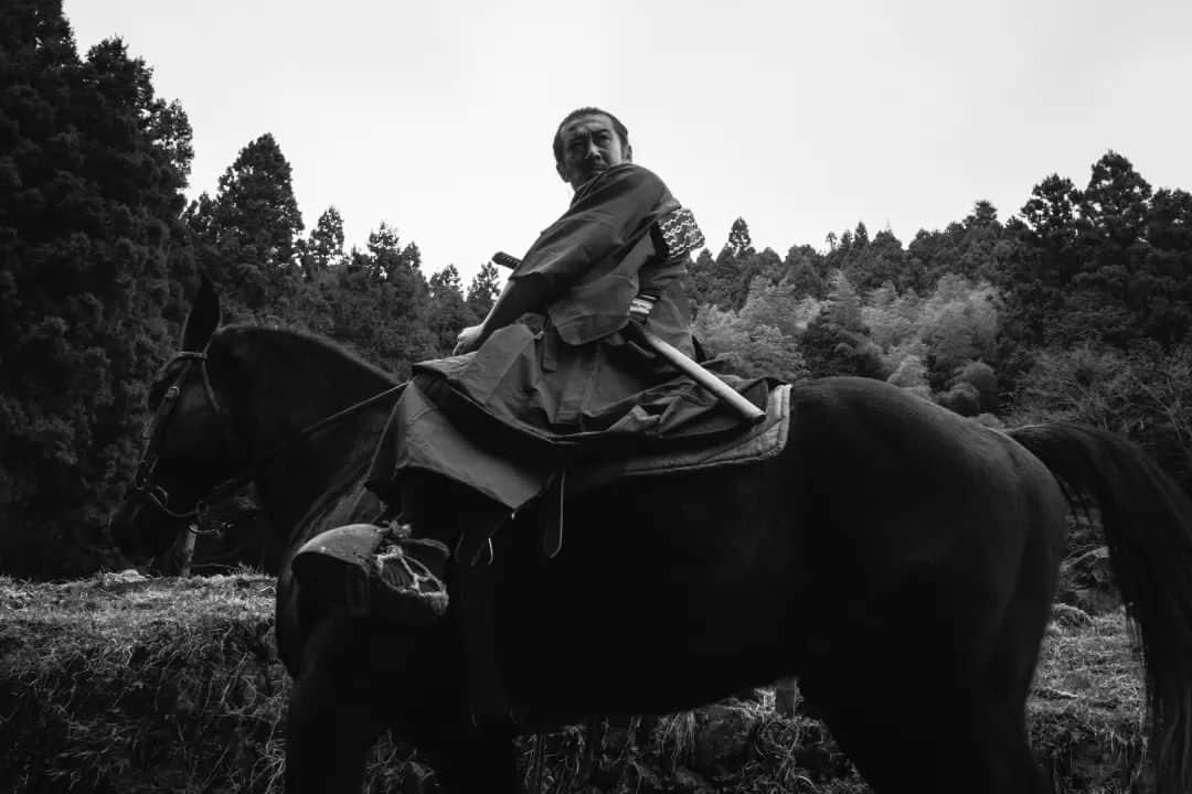 嶋本信明のインスタグラム：「Horse back riding training camp photo No.3. at Gocoo horse village.  Photo by @ryuji.k_photography   #horse #horseriding #wagura #kimono #samurai #horsebackriding #actor #training #trainingcamp #gocoohorsevillage #japaneseactor #filmmaking #photography #photooftheday #bushi #乗馬 #特訓 #和鞍 #駆け足 #合宿 #ゴクウホースビレッジ」