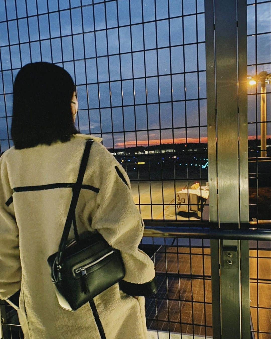 新井美羽さんのインスタグラム写真 - (新井美羽Instagram)「留学に行く友達の見送りに、成田空港に🛩  空がとっても綺麗でした...✨ 冬の空気は冷たいけど澄んでいて気持ちがいいですね。  最近はマフラーぐるぐる巻きの手袋で完全防備です🧤  #新井美羽 #トップコート #topcoat」1月23日 7時11分 - miu_arai_official