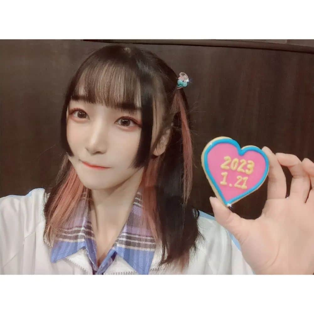 片瀬美月のインスタグラム：「🕺🌳🎶⁡ ⁡*⁡ ⁡*⁡ ⁡*⁡ ⁡2023/1/21⁡ ⁡ゆるめるモ！さん主宰の #ゆるボアダムフェス にオープニングアクトとしてぴゅーぴるモ！が参加させていただきました!⁡ ⁡オープニングアクトのわたしたちにまでとっても豪華なケーキをご用意してくださっていて嬉しかった~⁡ ⁡渋谷WWW Xで会えた子ありがとう🫶⁡ ⁡*⁡ ⁡*⁡ ⁡*⁡ ⁡🎧🎶💕⁡ ⁡#ゆるめるモ ⁡ ⁡#研修生 ⁡ ⁡#アイドル ⁡ ⁡#ぴゅーぴるモ ⁡ ⁡#つきみ」