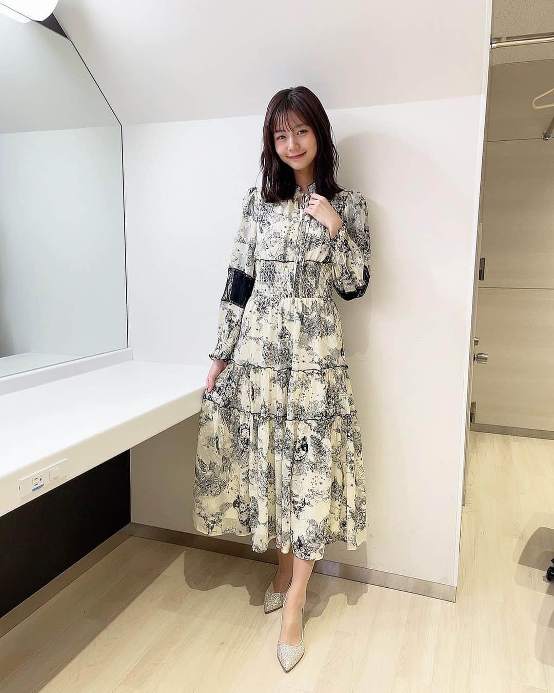 杉浦みずきのインスタグラム：「. 今日は久しぶりの手作りプレゼン担当でしたあ このワンピースが可愛過ぎたのよ🥹❄️  ワンピース @tocco_closet  パンプス @dianashoespress   #サンデーモーニング  #衣装」