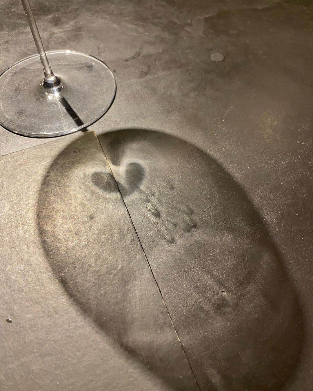 青木愛のインスタグラム：「🍷🖤🫧🫧」