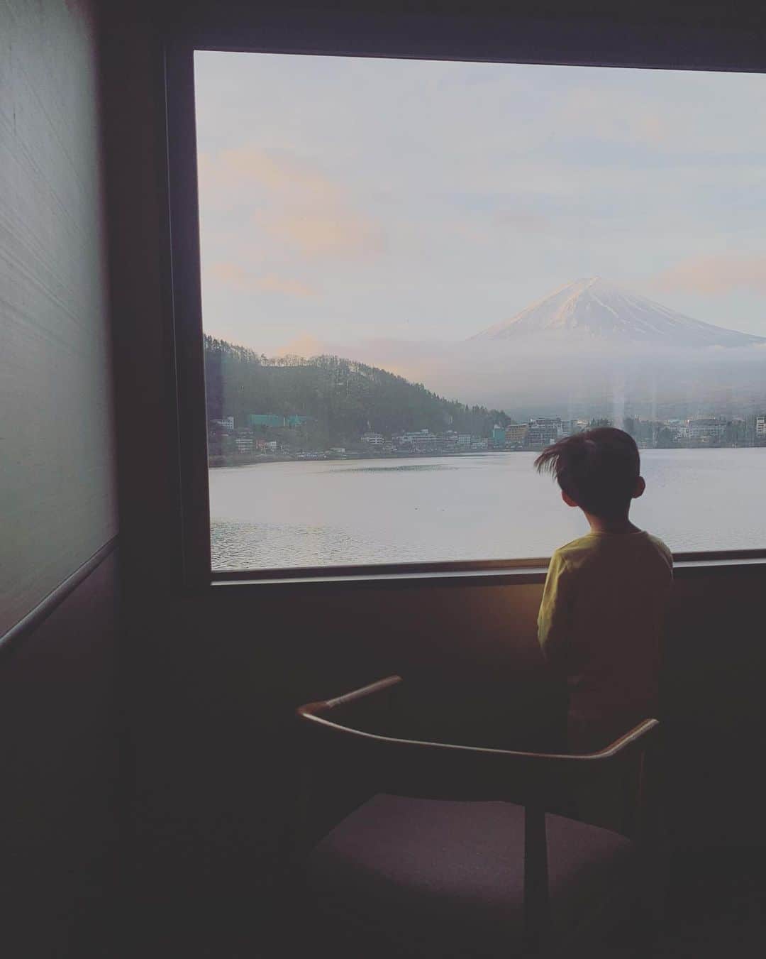 平大路 知子さんのインスタグラム写真 - (平大路 知子Instagram)「あーくん、ママと旅行行きたいなぁ。よく見るあの紫の電車乗って行きたいの。温泉に行きたい。あとね、富士山も見たい。富士山の一番近くを走る富士山ビュー特急にのりたい！  と言う息子の希望をまるっと採用した、河口湖の旅。 富士山ビュー特急は想像以上に美しくして私も感激しちゃった。綺麗な富士山を眺めることが出来たし、まさかの花火もお部屋から見ることができて、2人でいつも頑張ってるご褒美だねぇ、なんて話しました。  おとぼけキャラみたいになってきたし、気づくと鼻ほじってるし、ご飯の後ゆっくりしてると決まって抱っこしてぇ〜って甘えてくるし。 色々ひっくるめて、可愛いやつです。  思うようにいかない毎日で、泣きたい日の方が多いけれど。それでも私のためだけの愛おしい人生だから、大切にしていこう🤝 よし、明日からまたがんばろう！」1月22日 22時21分 - tomo_checcori