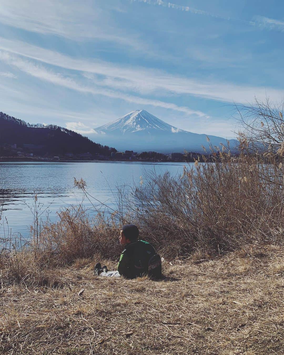 平大路 知子さんのインスタグラム写真 - (平大路 知子Instagram)「あーくん、ママと旅行行きたいなぁ。よく見るあの紫の電車乗って行きたいの。温泉に行きたい。あとね、富士山も見たい。富士山の一番近くを走る富士山ビュー特急にのりたい！  と言う息子の希望をまるっと採用した、河口湖の旅。 富士山ビュー特急は想像以上に美しくして私も感激しちゃった。綺麗な富士山を眺めることが出来たし、まさかの花火もお部屋から見ることができて、2人でいつも頑張ってるご褒美だねぇ、なんて話しました。  おとぼけキャラみたいになってきたし、気づくと鼻ほじってるし、ご飯の後ゆっくりしてると決まって抱っこしてぇ〜って甘えてくるし。 色々ひっくるめて、可愛いやつです。  思うようにいかない毎日で、泣きたい日の方が多いけれど。それでも私のためだけの愛おしい人生だから、大切にしていこう🤝 よし、明日からまたがんばろう！」1月22日 22時21分 - tomo_checcori