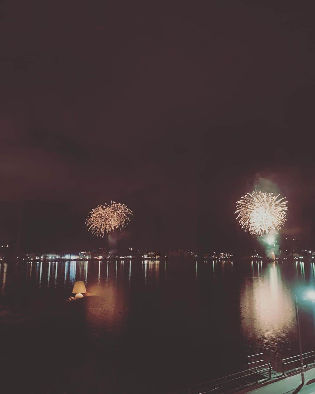 平大路 知子さんのインスタグラム写真 - (平大路 知子Instagram)「あーくん、ママと旅行行きたいなぁ。よく見るあの紫の電車乗って行きたいの。温泉に行きたい。あとね、富士山も見たい。富士山の一番近くを走る富士山ビュー特急にのりたい！  と言う息子の希望をまるっと採用した、河口湖の旅。 富士山ビュー特急は想像以上に美しくして私も感激しちゃった。綺麗な富士山を眺めることが出来たし、まさかの花火もお部屋から見ることができて、2人でいつも頑張ってるご褒美だねぇ、なんて話しました。  おとぼけキャラみたいになってきたし、気づくと鼻ほじってるし、ご飯の後ゆっくりしてると決まって抱っこしてぇ〜って甘えてくるし。 色々ひっくるめて、可愛いやつです。  思うようにいかない毎日で、泣きたい日の方が多いけれど。それでも私のためだけの愛おしい人生だから、大切にしていこう🤝 よし、明日からまたがんばろう！」1月22日 22時21分 - tomo_checcori