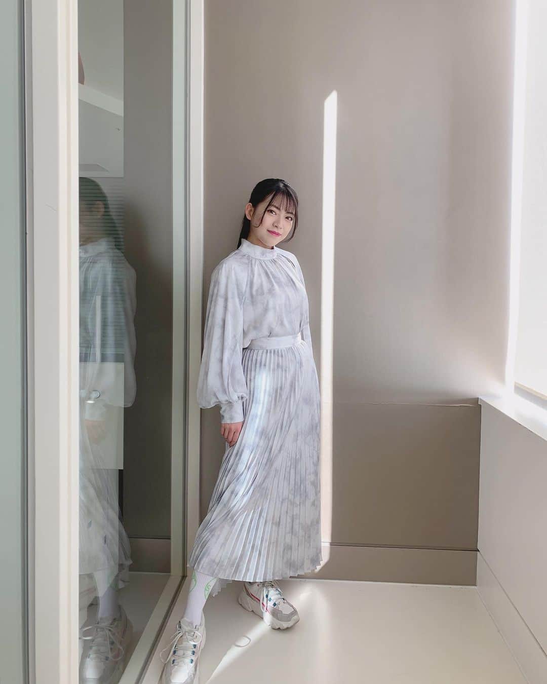 高岡薫のインスタグラム：「オンラインお話し会ありがとうございました✨本日はPerfume closetさんのお洋服です！  #akb48 #オンラインお話し会 #ありがとうございました #perfumecloset #flow #prfm #誕生日プレゼント #plasma #厚底スニーカー」