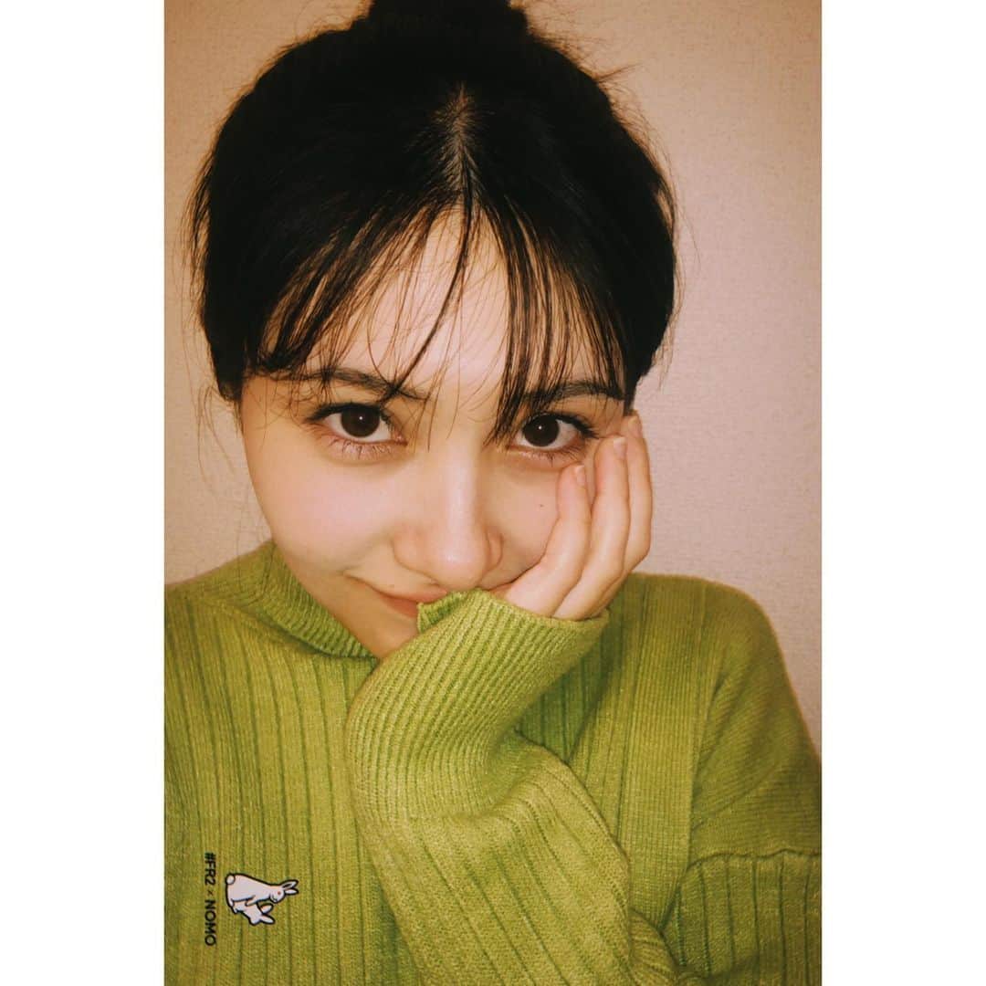 川添りなさんのインスタグラム写真 - (川添りなInstagram)「🟢  外カメフラッシュ最高ですね。📸🐢🍡❤️  髪の毛ボサボサはゆるしてください🍫  寒い日が続きますねー。風邪ひかないように気をつけましょ🍃  #緑色 #タートルネック #おだんごヘア」1月22日 22時29分 - zorina_522