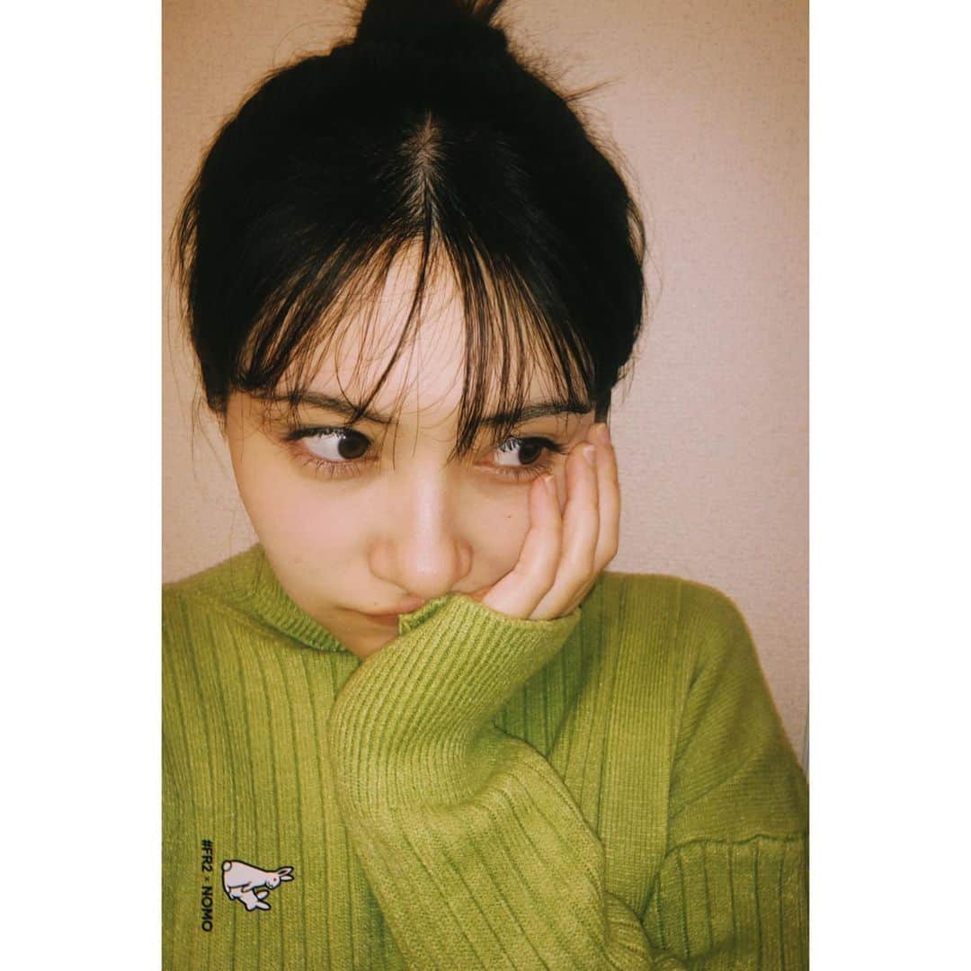 川添りなさんのインスタグラム写真 - (川添りなInstagram)「🟢  外カメフラッシュ最高ですね。📸🐢🍡❤️  髪の毛ボサボサはゆるしてください🍫  寒い日が続きますねー。風邪ひかないように気をつけましょ🍃  #緑色 #タートルネック #おだんごヘア」1月22日 22時29分 - zorina_522