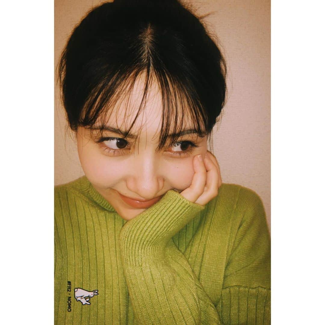 川添りなさんのインスタグラム写真 - (川添りなInstagram)「🟢  外カメフラッシュ最高ですね。📸🐢🍡❤️  髪の毛ボサボサはゆるしてください🍫  寒い日が続きますねー。風邪ひかないように気をつけましょ🍃  #緑色 #タートルネック #おだんごヘア」1月22日 22時29分 - zorina_522