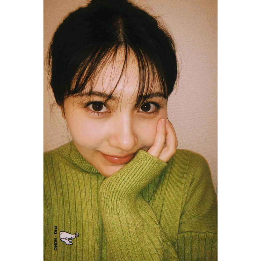 川添りなさんのインスタグラム写真 - (川添りなInstagram)「🟢  外カメフラッシュ最高ですね。📸🐢🍡❤️  髪の毛ボサボサはゆるしてください🍫  寒い日が続きますねー。風邪ひかないように気をつけましょ🍃  #緑色 #タートルネック #おだんごヘア」1月22日 22時29分 - zorina_522