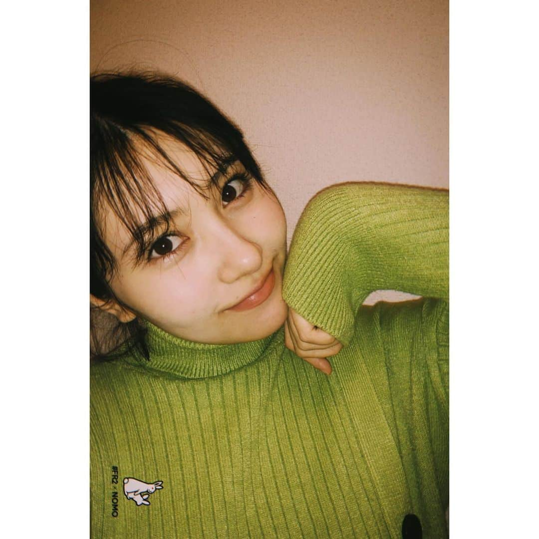 川添りなさんのインスタグラム写真 - (川添りなInstagram)「🟢  外カメフラッシュ最高ですね。📸🐢🍡❤️  髪の毛ボサボサはゆるしてください🍫  寒い日が続きますねー。風邪ひかないように気をつけましょ🍃  #緑色 #タートルネック #おだんごヘア」1月22日 22時29分 - zorina_522