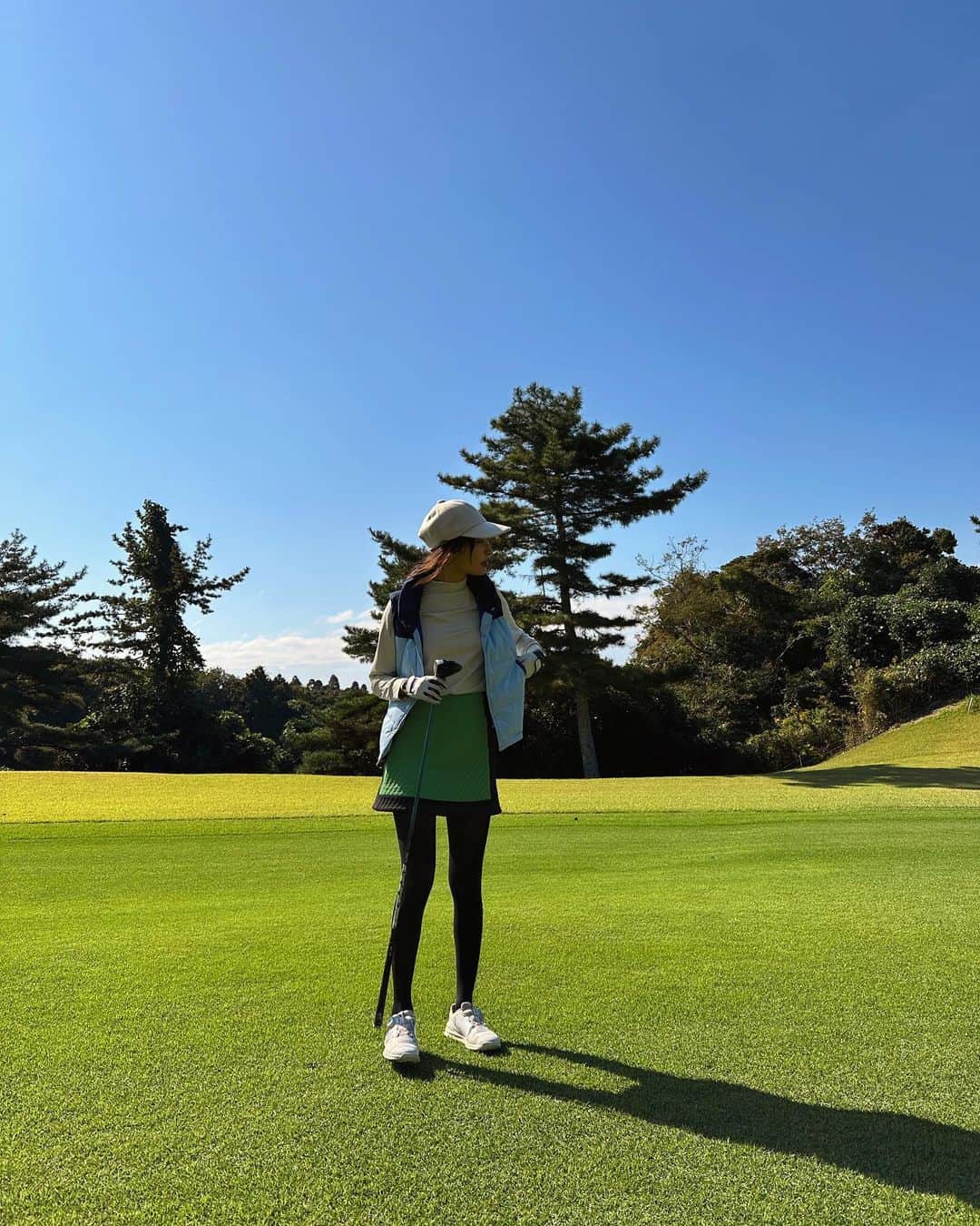 大政絢のインスタグラム：「去年はゴルフによりハマった一年でした🏌️‍♀️✨  今も文を打ちながら行きたくてうずうず…2023年もたくさんコースに行けることを願い、練習頑張ります！  #golf#tmggolf #ゴルフウェア」