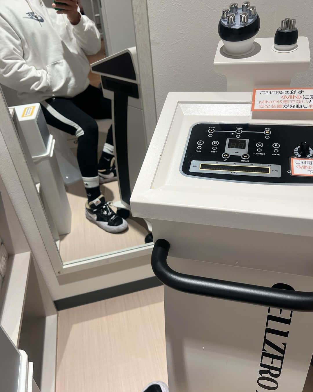 Tadashi Itoのインスタグラム：「月額2980円で24時間いつでも通い放題のジム🏋️ @chocozap_official   服装自由&替えシューズ不要だからスキマ時間でサクッと通えて続けられそう💪  更にジム以外にもセルフエステやセルフ脱毛、ゴルフ練習も使い放題だからコスパ良すぎ👌  月会費が最大1000円OFFになる友達紹介クーポンコード『XE5BCOAN』  気になった方は是非☝️  #chocozap #pr #gym #training #bodymake #nike #チョコザップ #ジム #筋トレ #セルフエステ #セルフ脱毛」