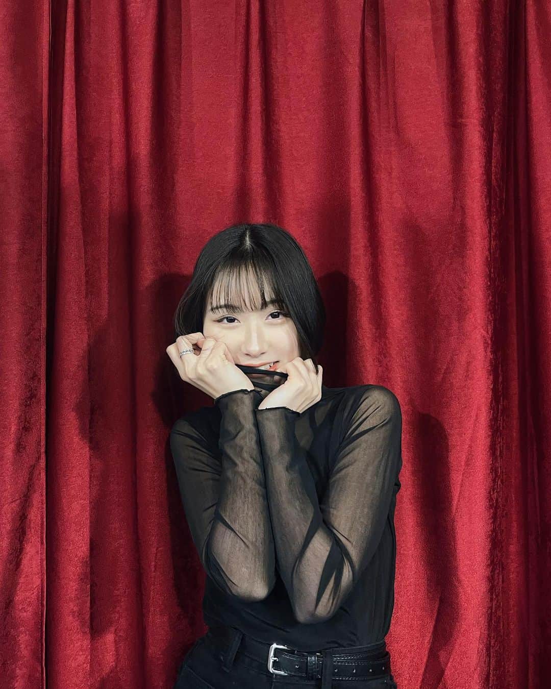 のインスタグラム：「AA定期公演｢scintillate｣ 1/28.29に上演いたします。  5演目のオムニバスで、一人芝居にも挑戦します。  本日の放送で撮った写真は、ぜひ物販でお求めください💜  #松城凜 #太田プロ #太田プロダクション #AA #actressacademia」