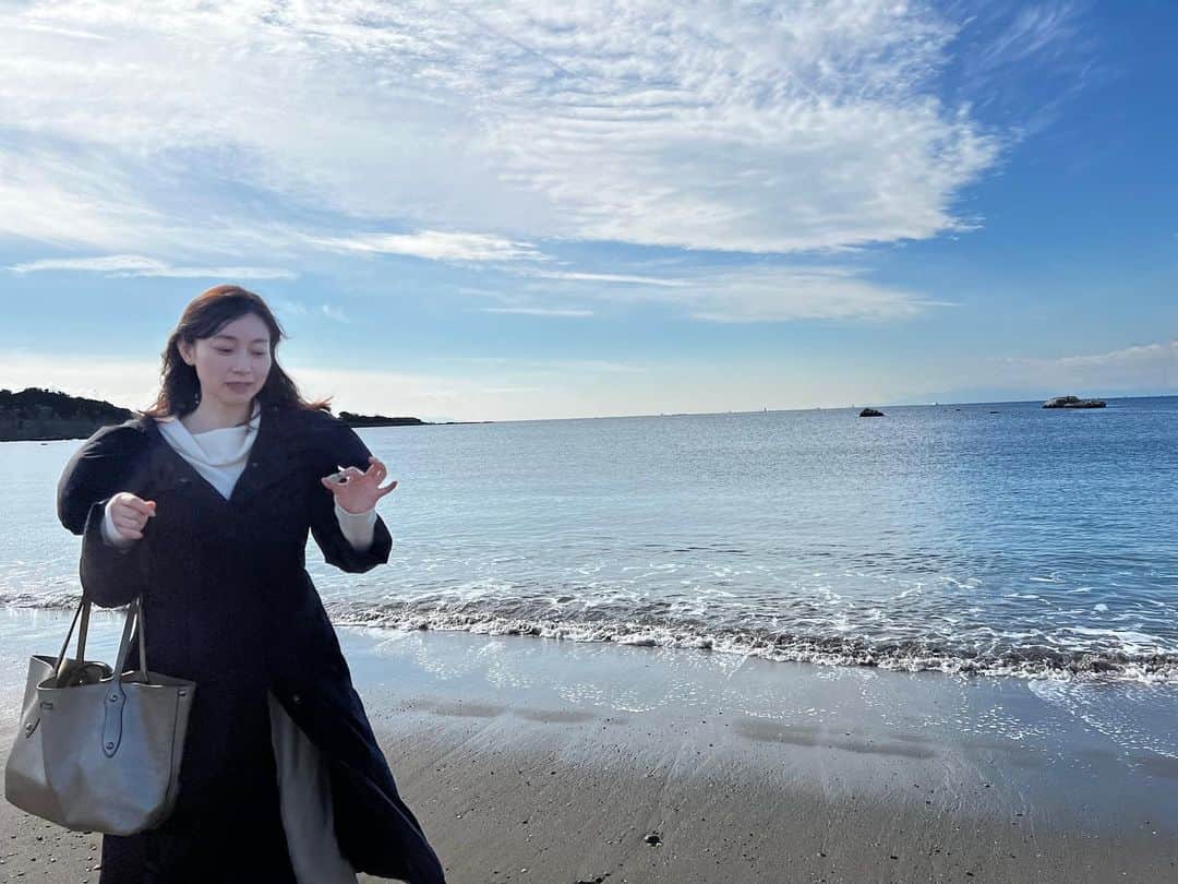のインスタグラム：「冬の海の透明度と穏やかさに 惹かれる。 白くてまあるい石を 少しだけ拾った。」
