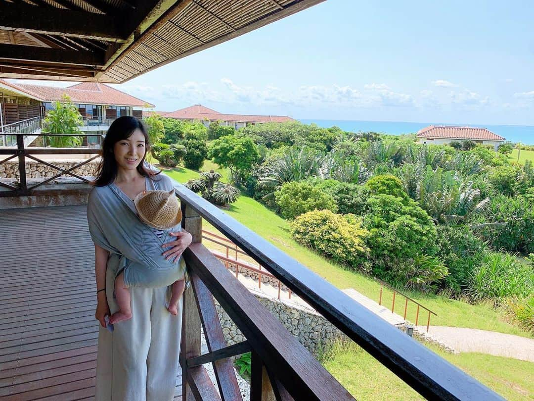 永峰絵里加さんのインスタグラム写真 - (永峰絵里加Instagram)「Throwback🌴🌺👒・  いつかの南国その２  ホテルの広大な敷地は専用カートでいつでも自由に移動ができて、小さい子連れにはかなり助かりました◎  朝食ブッフェもお弁当にして持って行けるから、テラスや海辺等好きな場所で食べられて子どもが泣いたり騒いでも安心笑  水牛やヤギを間近で見れたり、そこら中にハンモックが吊るしてあってのんびり過ごせるのも良かったー🐃🐐💕・  飛行機やフェリーの乗り継ぎは大変だけれど離島の旅はまたしてみたい。  #小浜島 #はいむるぶし #familytrip #summerfeeling #kohamaisland #kohamajima #okinawatrip」1月22日 22時55分 - erikalmaz