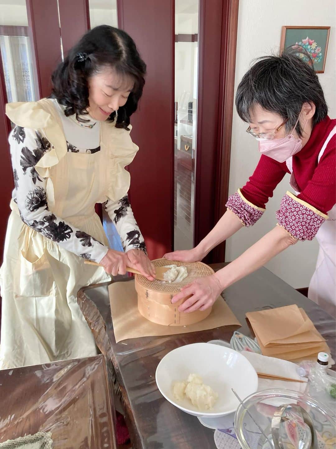 大津びわ子のインスタグラム：「旧正月❣️先日の「和菓子遊び」は、花びら餅と雪うさぎと黒豆の黒い皮を取った中身で作ったお菓子🤗 雪うさぎの餡の百合根を裏ごししているところです。こし器をおさえてくれているチャコちゃんは、和菓子も洋菓子もエキスパートな方なのに、メンバーから「びわりんの助手みたい！」と、ごめんね🙇‍♀️チャコちゃん🙇‍♀️」