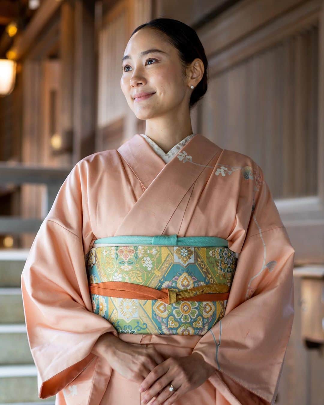 本多麻衣のインスタグラム：「おかげさまで本日誕生日を迎えました😆🎉 いつも応援してくださってる皆さんに感謝感謝です😌  何よりも丸一日以上かけて頑張って産んでくれた母にも感謝する日☺️🙏 私自身も母親というお役目を頂いたことでより一層、生まれてからこうして健康で幸せに過ごせているのは1人じゃできないなぁとしみじみ感じるものです💭✨  抱負は… 自分の中の芸術性を爆発させること💃🎨🎤✨ 原点に帰るとやっぱりもっともっと演技をしたい。 魂が震えるバレエやダンスを再開して、絵なんかも挑戦したい…のだ！ 自分でぼんやり決めた枠を取っ払って、もっと自由に、ラクに、楽しく！幸せになることを許可して生きること😌  いつも支えてくれる家族、友人、お仕事関係の皆さま、ご先祖さま、神さまに護られていることに感謝を忘れずに…😌🙏✨  本当に幸せな日々。感謝です🫶  2023.1.22  #誕生日 #神社 #着物#明治神宮 #Japan#kimono #shrine#modeling #japanesemodel #model」