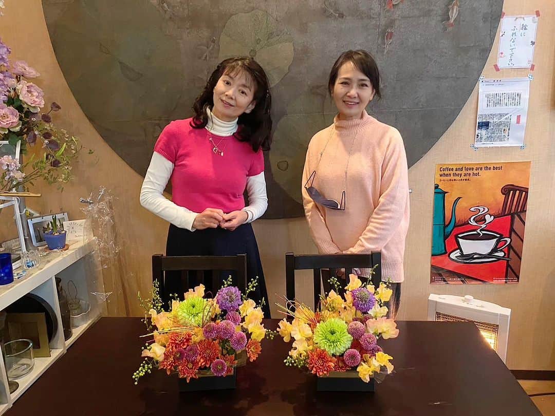 大津びわ子のインスタグラム：「旧正月❣️のフラワーアレンジメント🌸です。 マムと黒もじが可愛く、和風な雰囲気を出してくれます。」